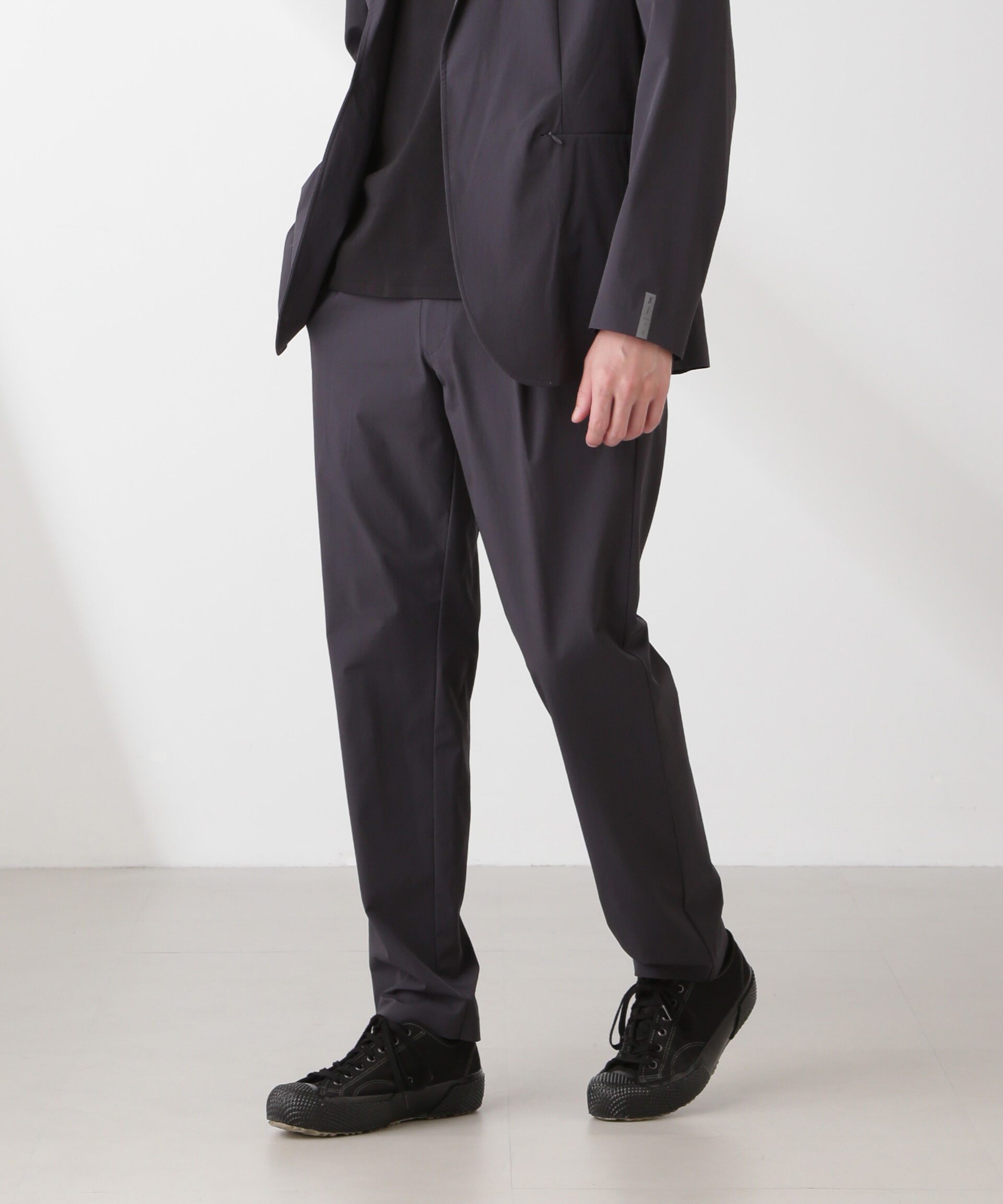 nano･universe「｢EVERLAST｣ テクニカルナイロンパンツ（セットアップ可）」|チノ|チャコール3