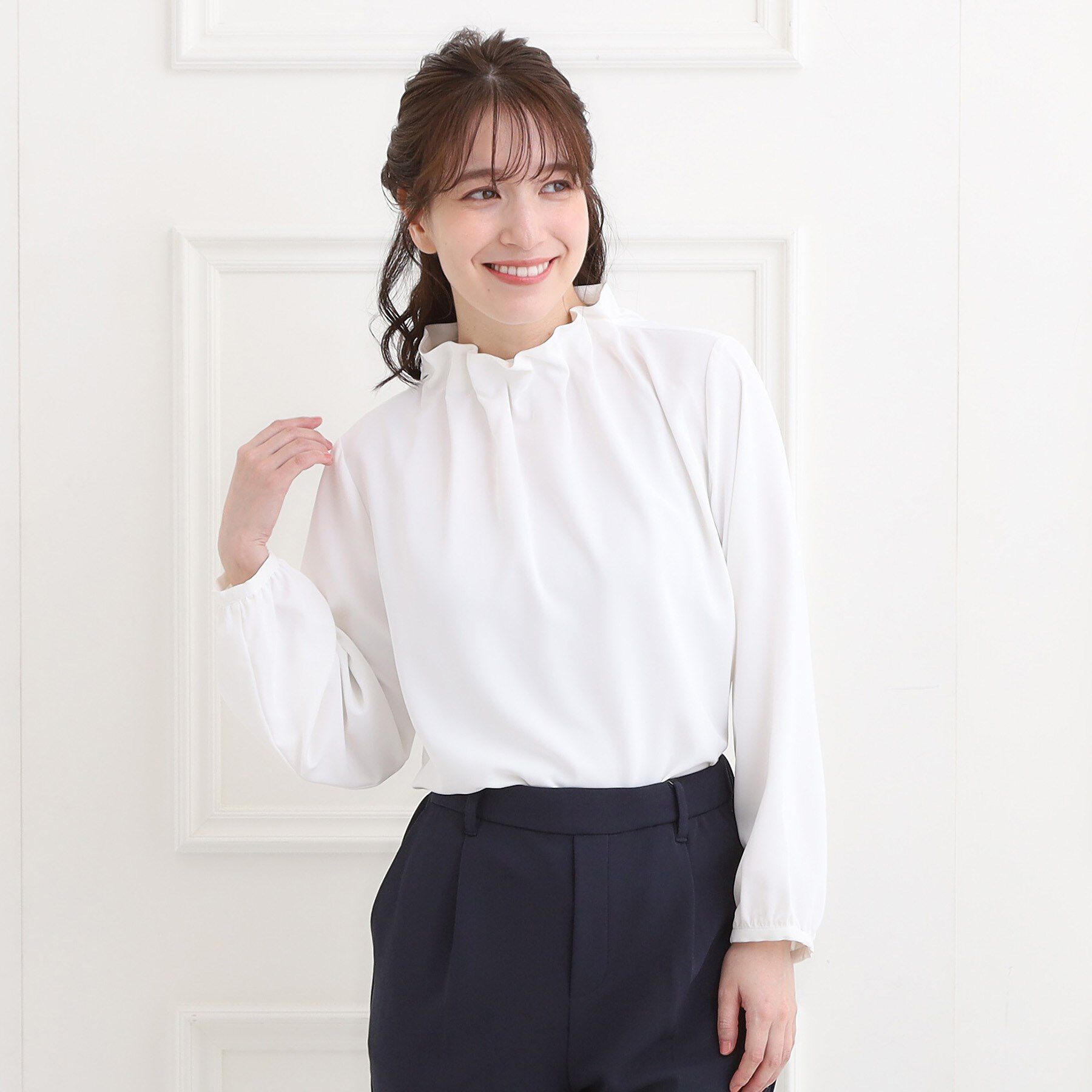 SHOO･LA･RUE「【洗濯機可/S-3L】上品で華やか スタンドフリルブラウス」|シャツ・ブラウス|