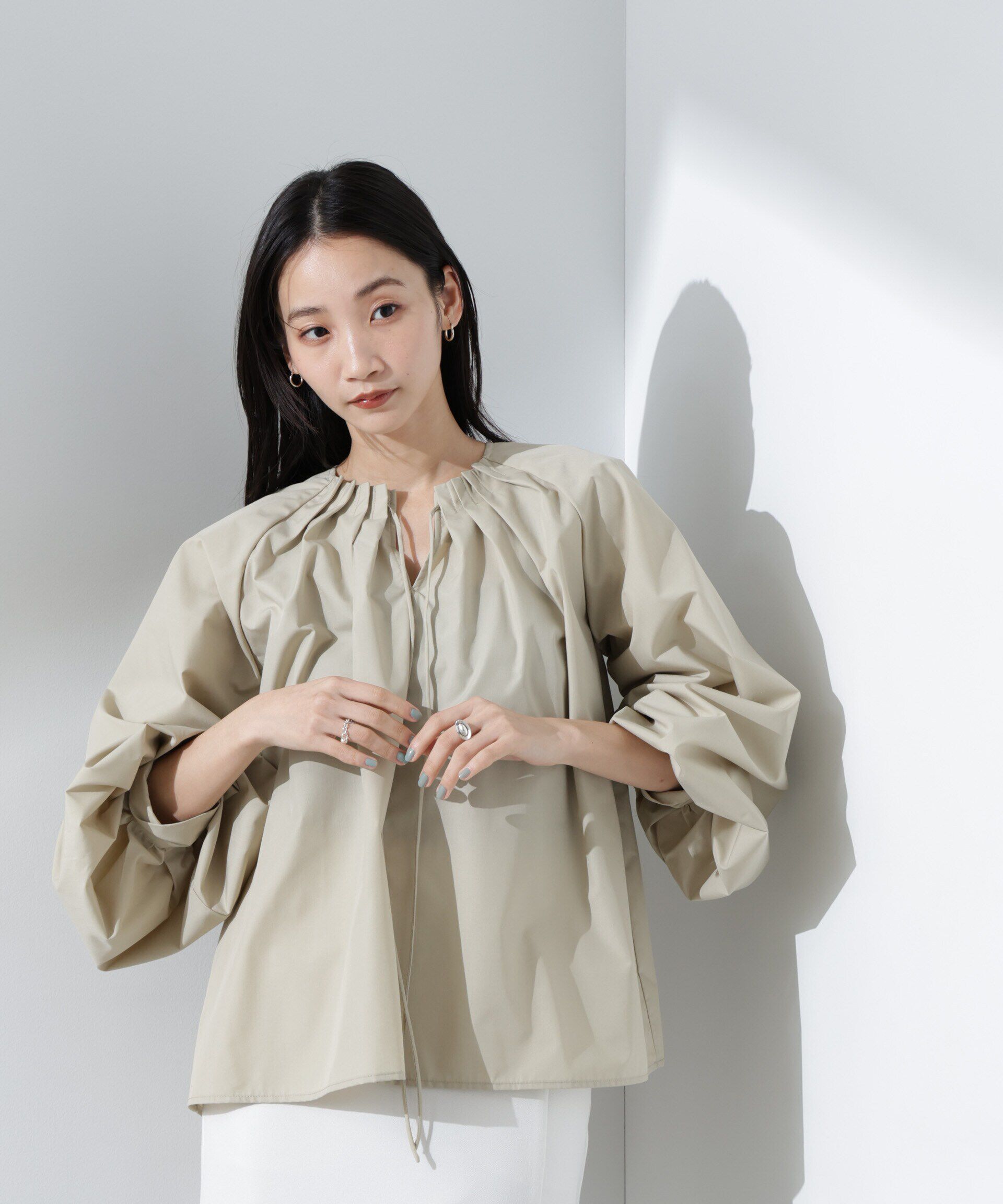 nano･universe「ボリュームスリーブタックブラウス」|シャツ・ブラウス|ベージュ