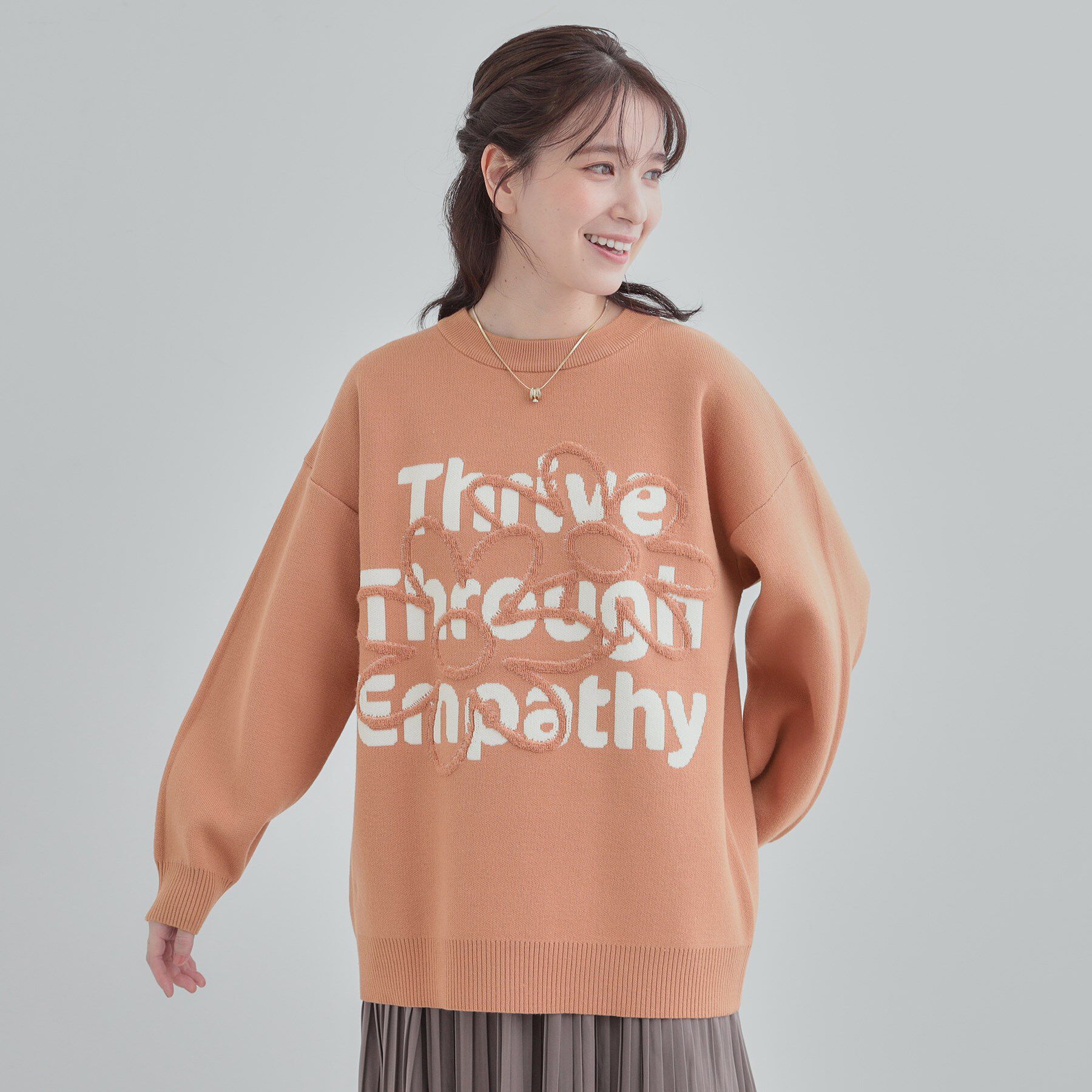 SHOO･LA･RUE「【体型カバー】ちくちくしにくい お花ロゴジャカードスウェットライクニット」|ニット・セーター|