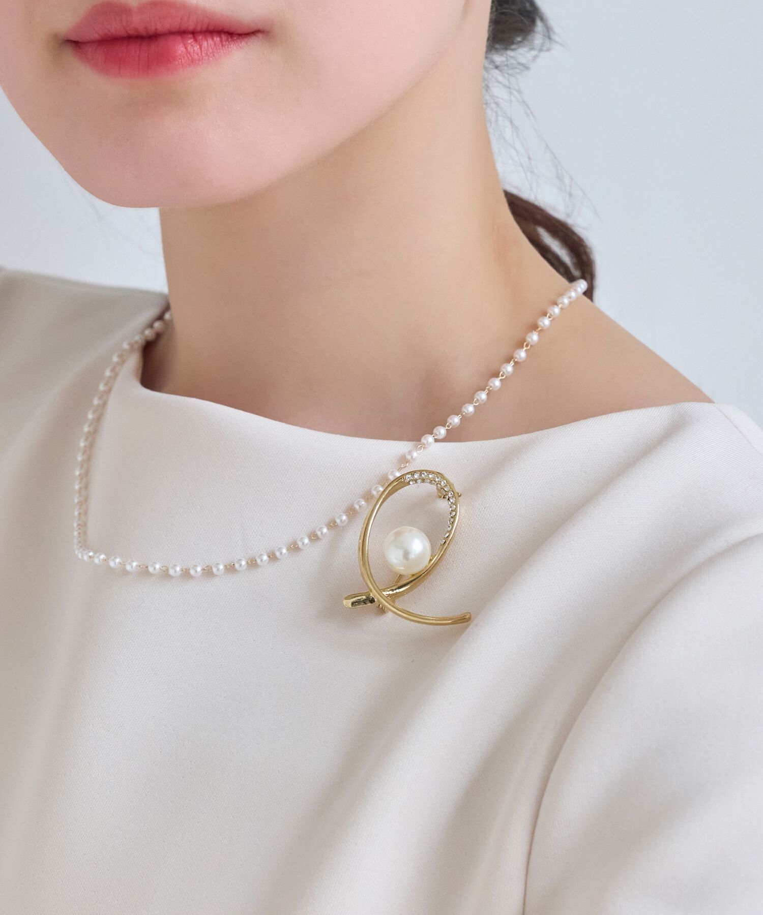 Phoebe「クロスカーブパールビジューブローチ　ゴールド」|ブローチ・コサージュ|ゴールド