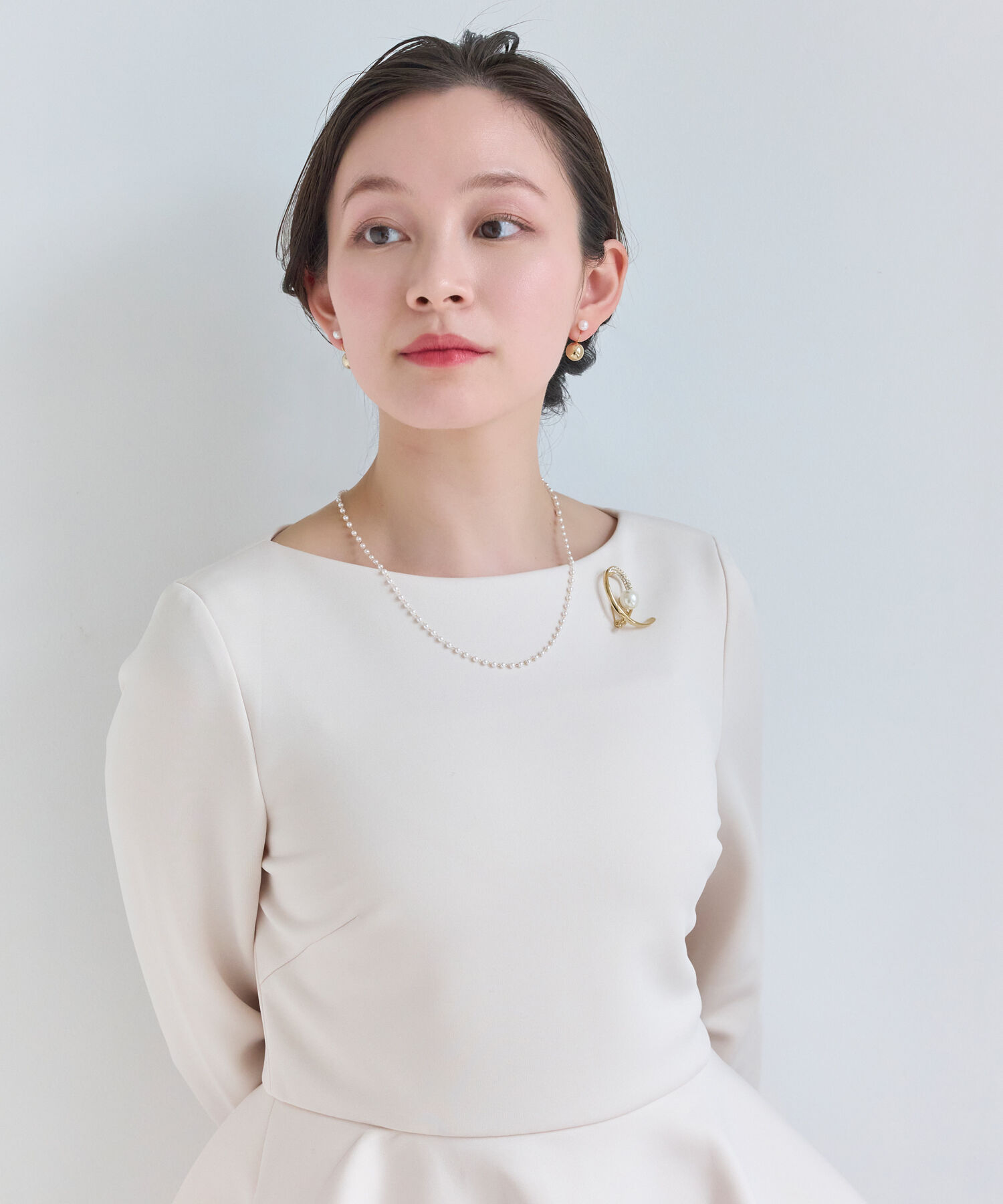 Phoebe「クロスカーブパールビジューブローチ　ゴールド」|ブローチ・コサージュ|