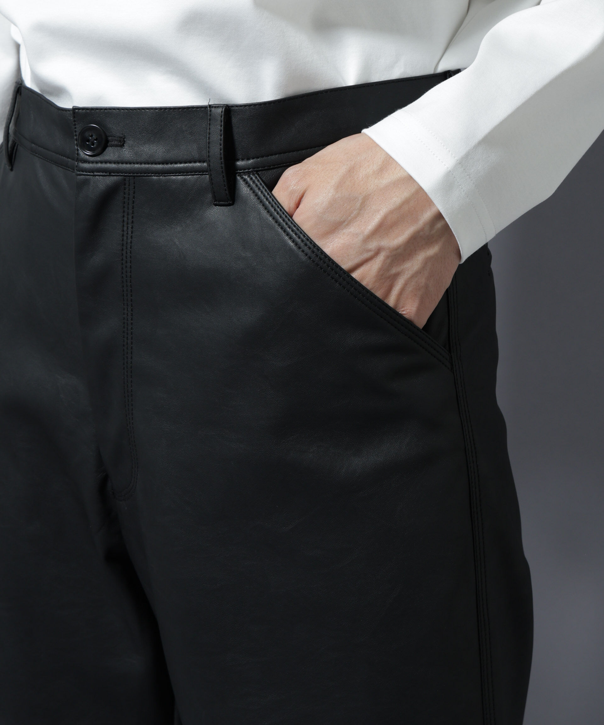 nano･universe「ヴィンテージライクフェイクレザー ダブルニーテーパードパンツ」|チノ|