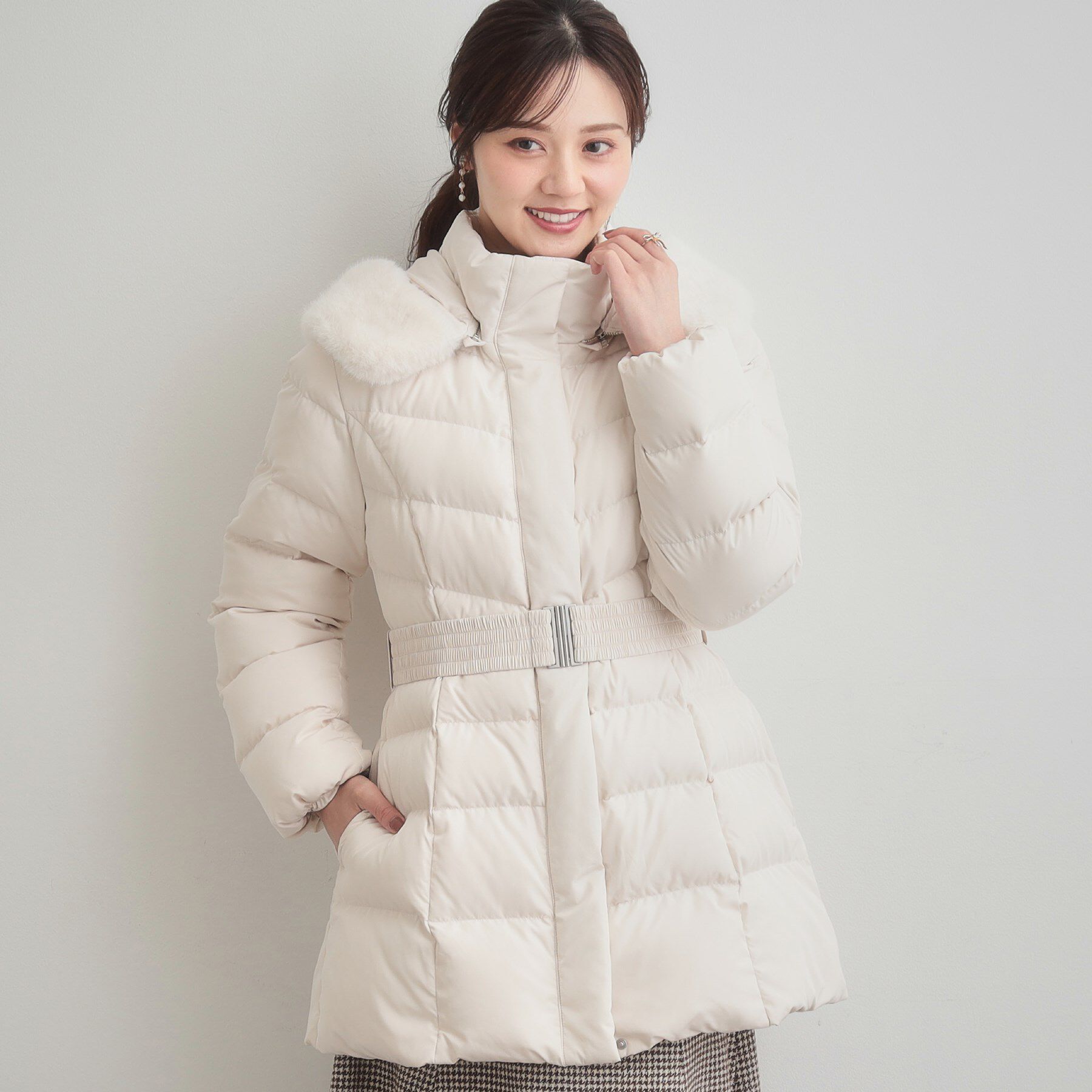 Couture broach「【2WAY・ベルト付き】フードフェイクファー ミドル丈ダウンコート」|ダウン|