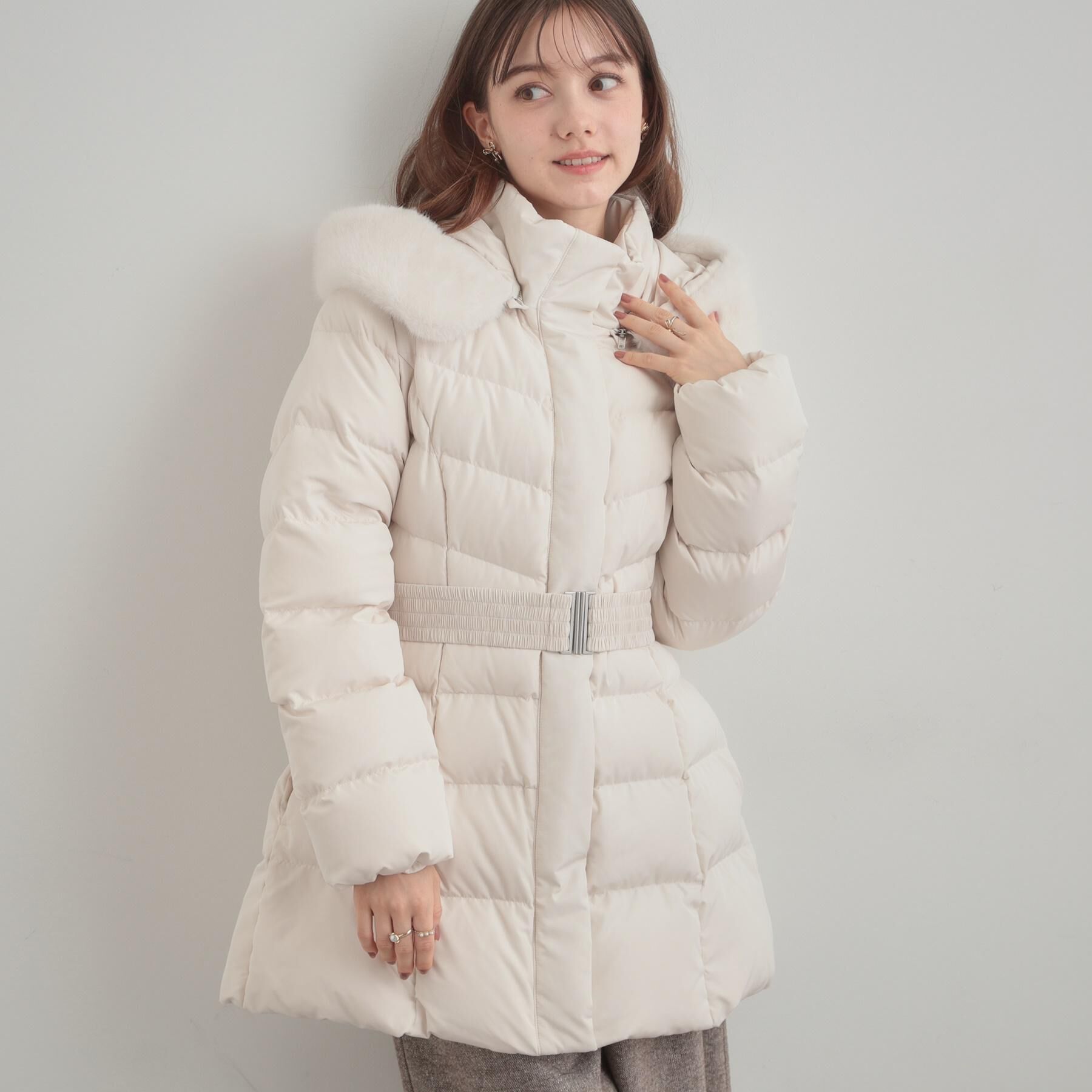 Couture broach「【2WAY・ベルト付き】フードフェイクファー ミドル丈ダウンコート」|ダウン|