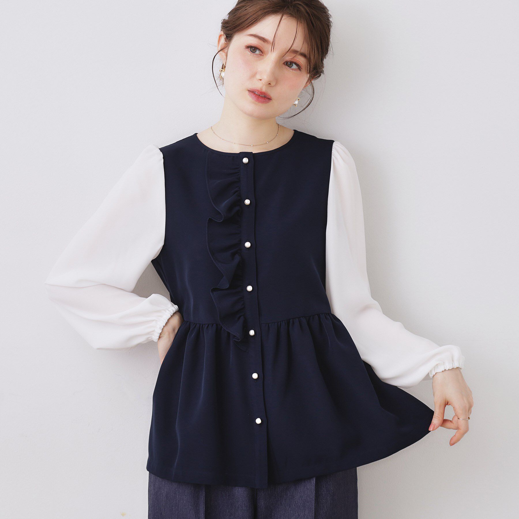 Couture broach「【ハレの日・通勤】フリルドッキング ペプラムブラウス」|シャツ・ブラウス|ネイビー(094)