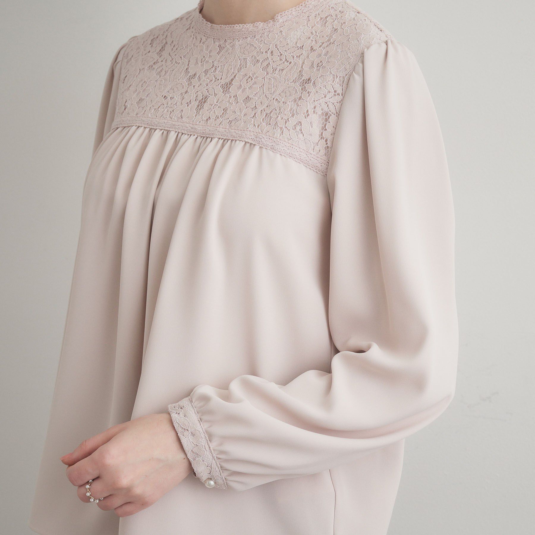 Couture broach「【ハレの日・通勤】レースドッキング ブラウス」|シャツ・ブラウス|