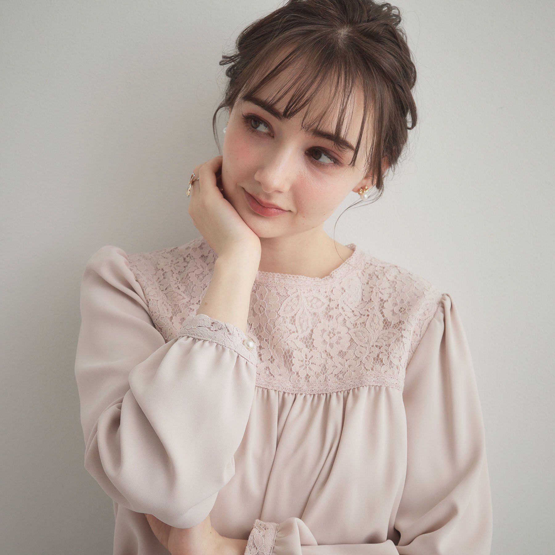 Couture broach「【ハレの日・通勤】レースドッキング ブラウス」|シャツ・ブラウス|ライトピンク(070