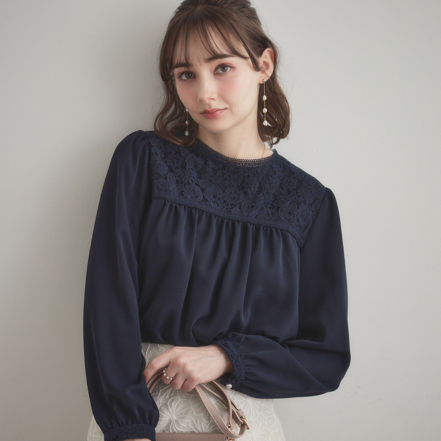 Couture broach「【ハレの日・通勤】レースドッキング ブラウス」|シャツ・ブラウス|ネイビー(094)