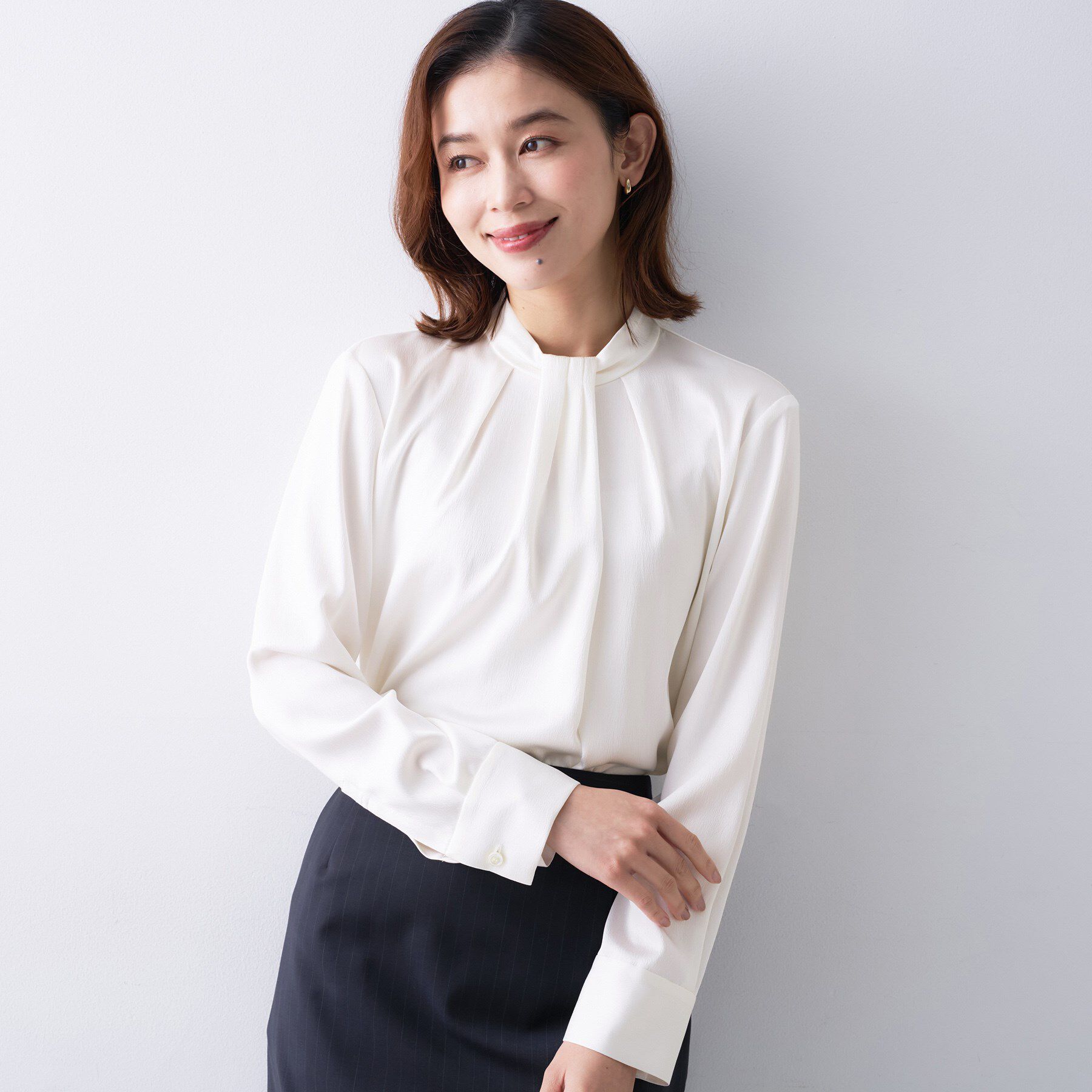 UNTITLED「【きれいめ/お仕事着】サテンドレープブラウス」|シャツ・ブラウス|オフホワイト(003