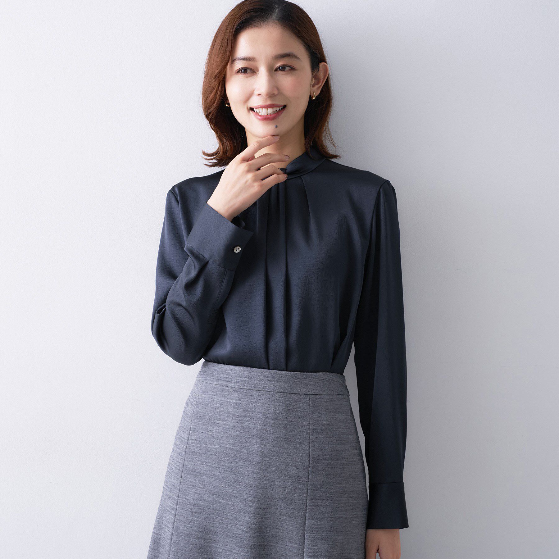 UNTITLED「【きれいめ/お仕事着】サテンドレープブラウス」|シャツ・ブラウス|