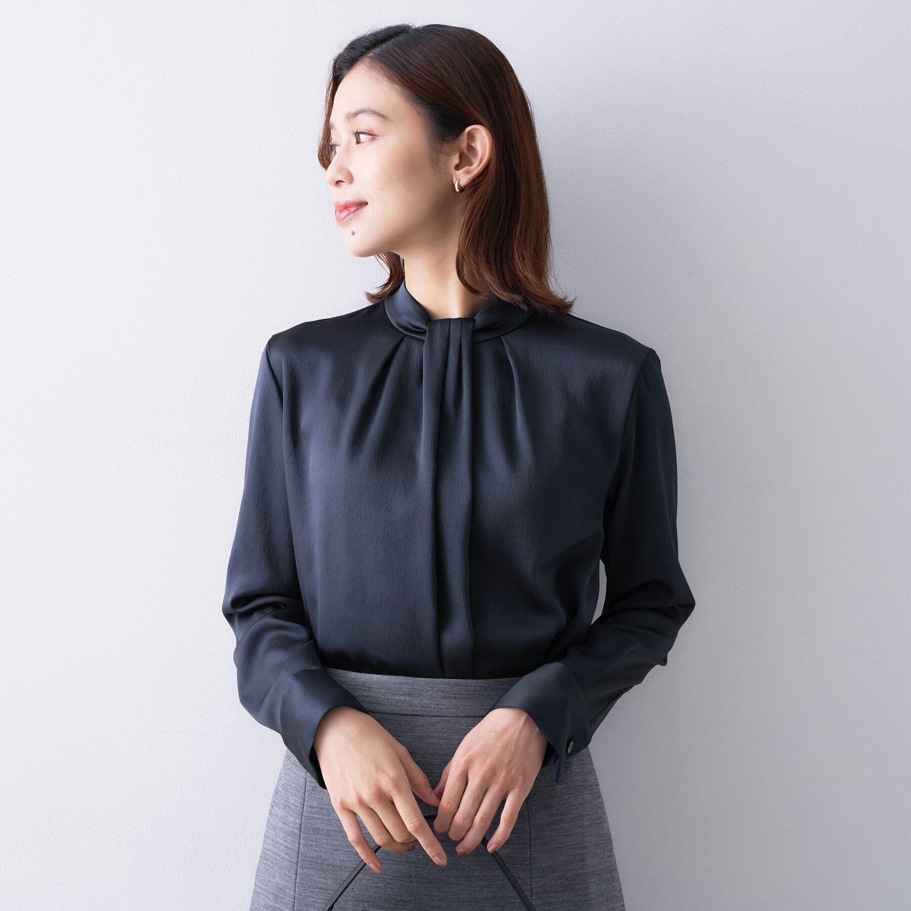 UNTITLED「【きれいめ/お仕事着】サテンドレープブラウス」|シャツ・ブラウス|
