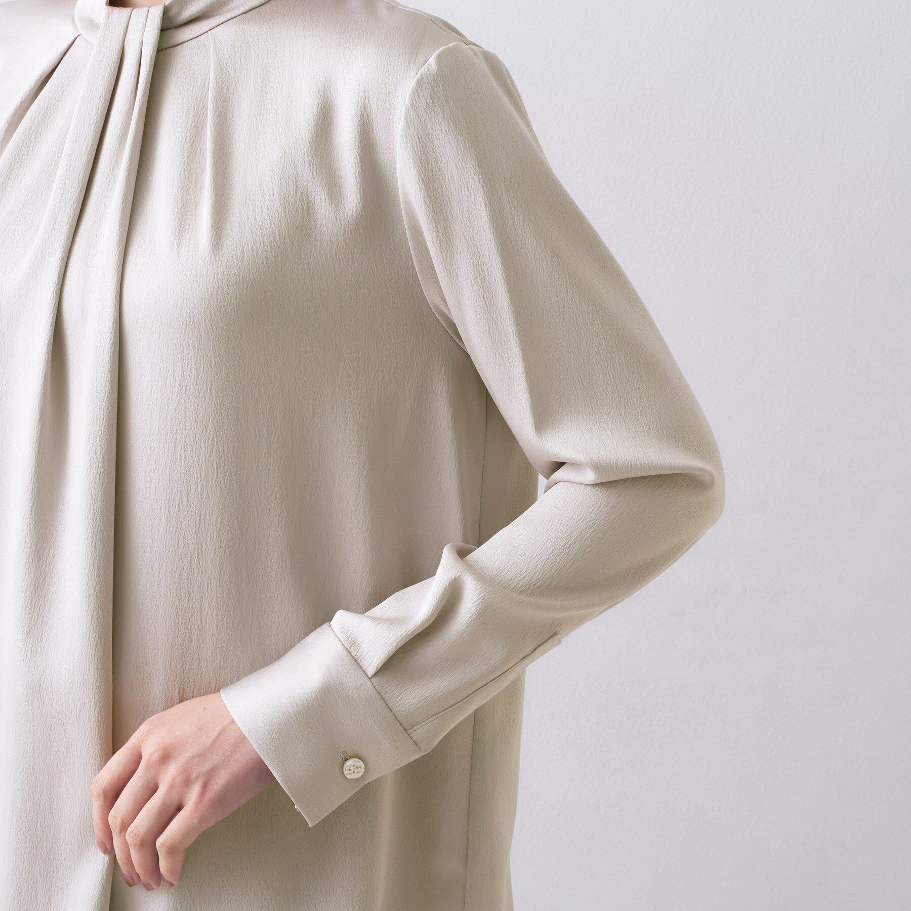 UNTITLED「【きれいめ/お仕事着】サテンドレープブラウス」|シャツ・ブラウス|