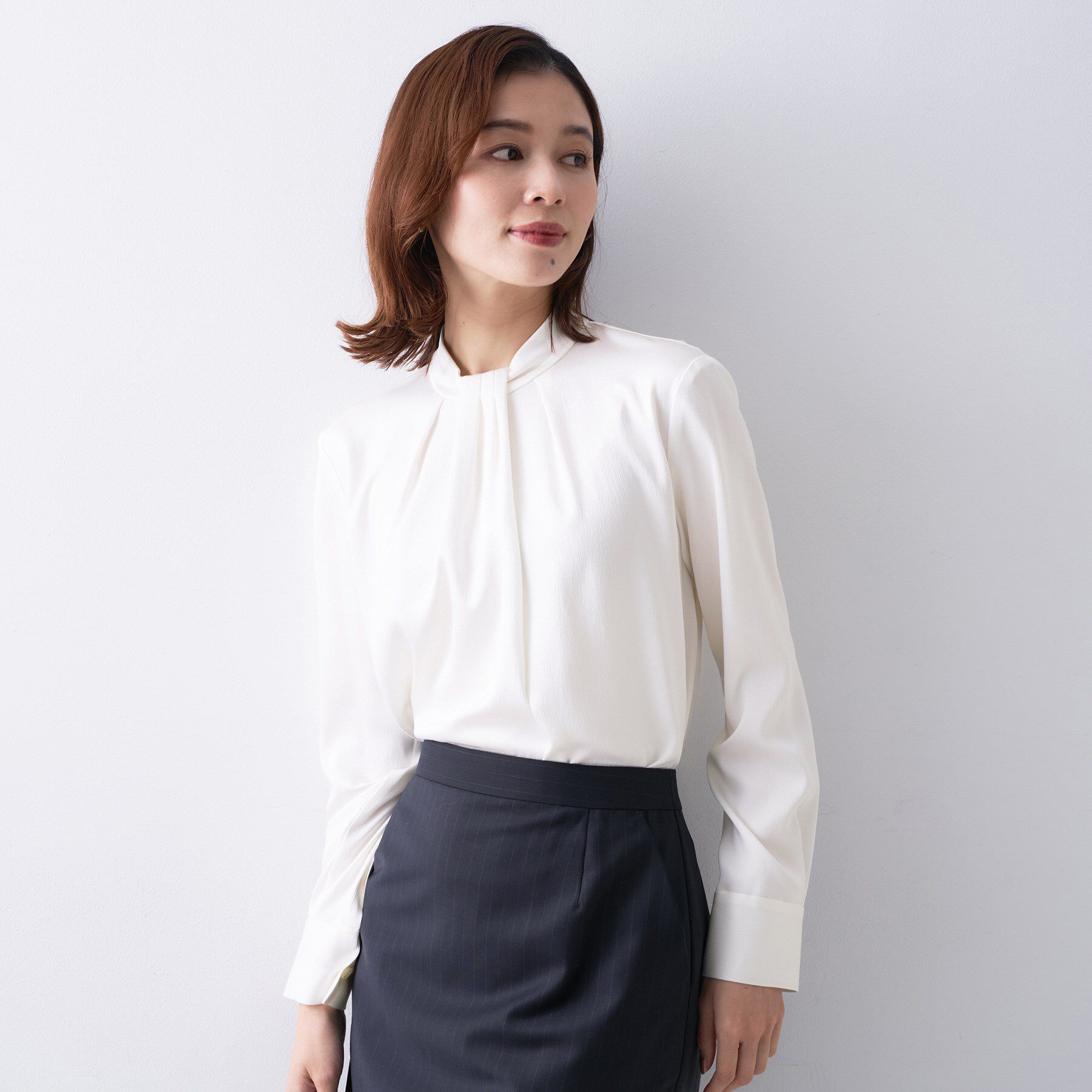 UNTITLED「【きれいめ/お仕事着】サテンドレープブラウス」|シャツ・ブラウス|