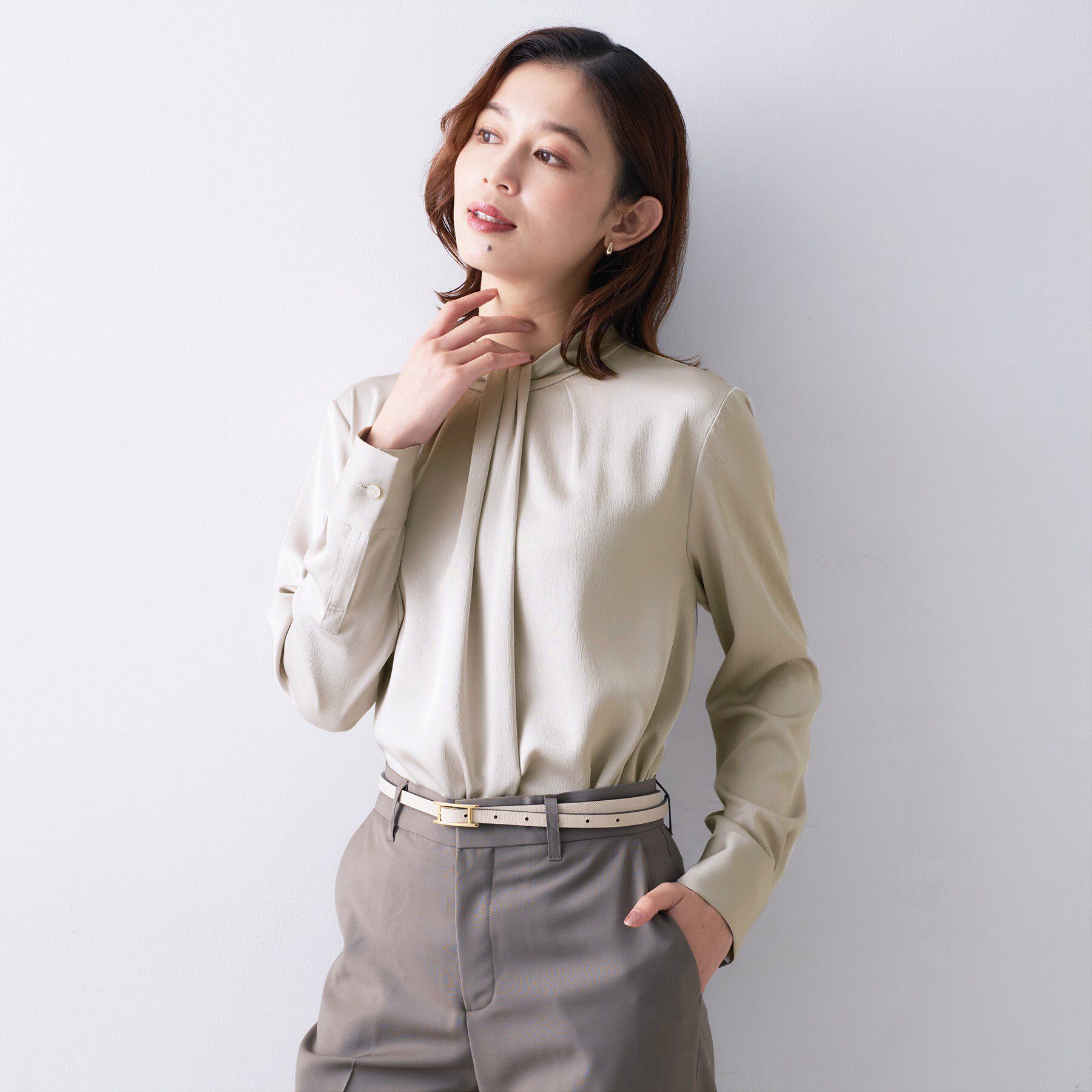 UNTITLED「【きれいめ/お仕事着】サテンドレープブラウス」|シャツ・ブラウス|