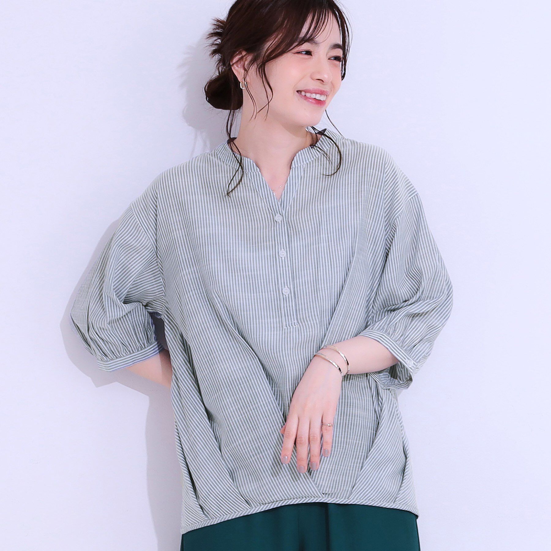 SHOO･LA･RUE「【S-LL】インせず腰回りすっきり フロントタックブラウス」|シャツ・ブラウス|ブルー(893)