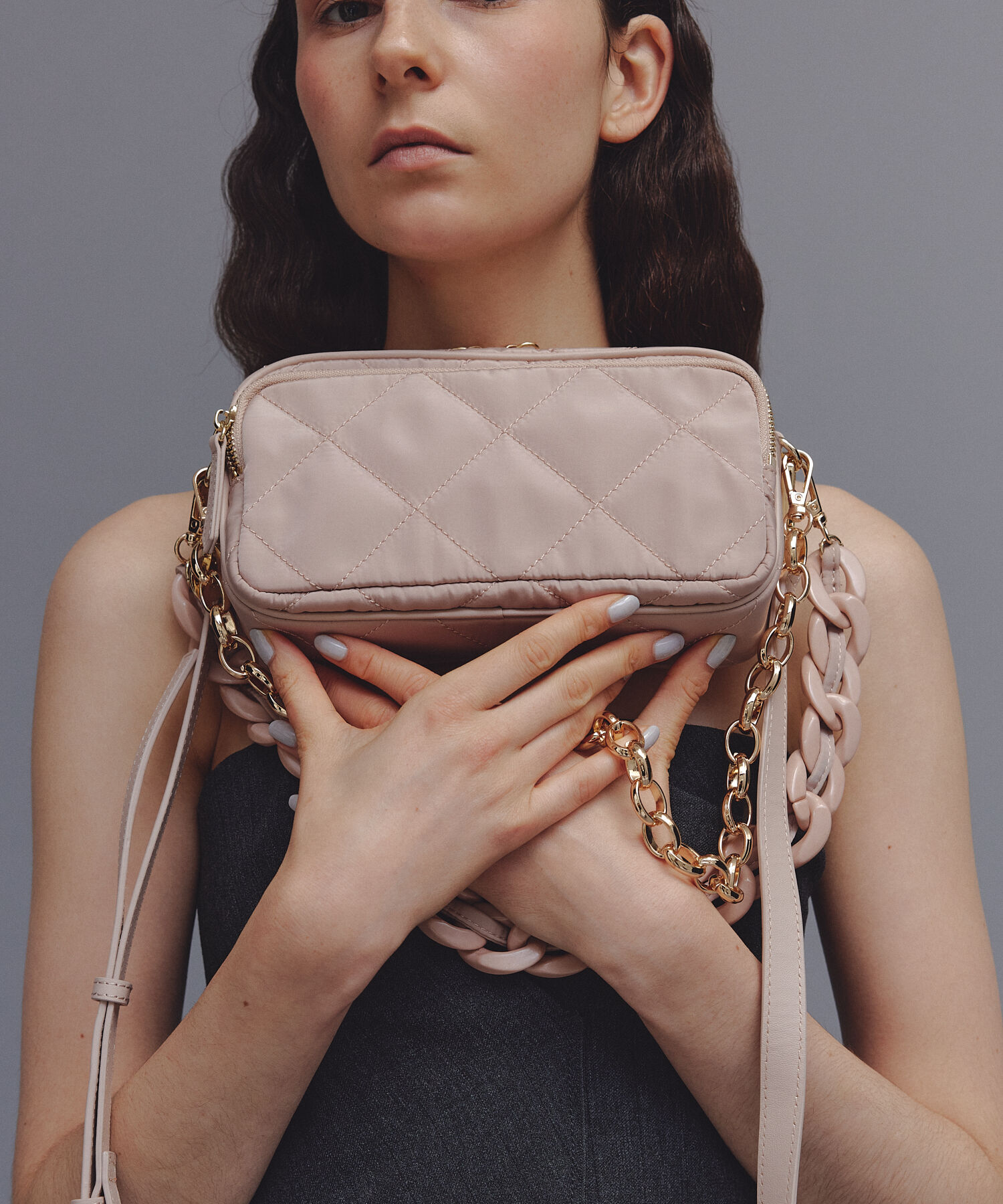 TOPKAPI TREASURE「【TREASURE TOPKAPI】キルティング アクリルチェーン付 ショルダー バッグ」|トートバッグ|ペールベージュ