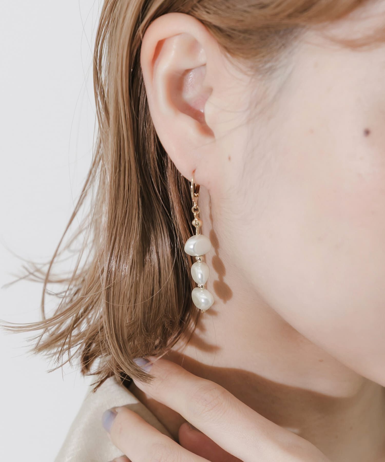 SMELLY「イビツパールスウィングフープピアス」|ピアス|ゴールド系その他