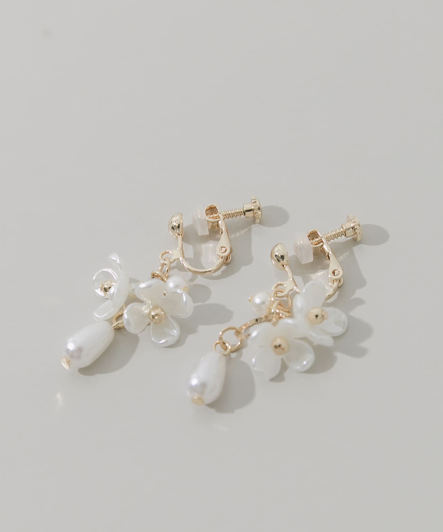 SMELLY「ドロップパールフラワーイヤリング」|イヤリング|