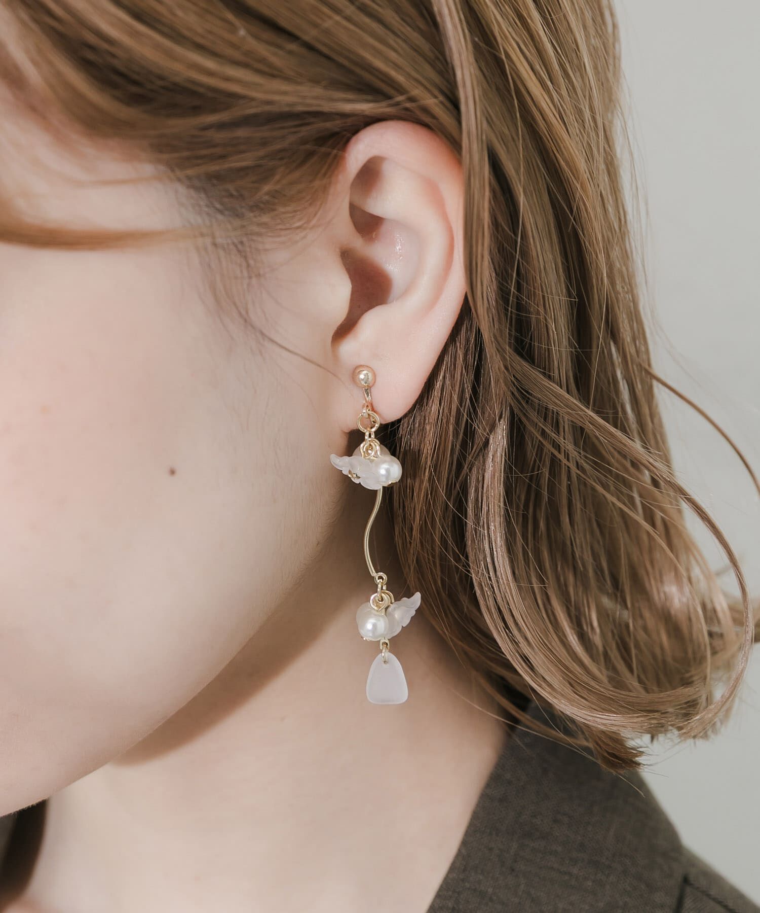 SMELLY「パールフラワースウィングイヤリング」|イヤリング|ゴールド系その他