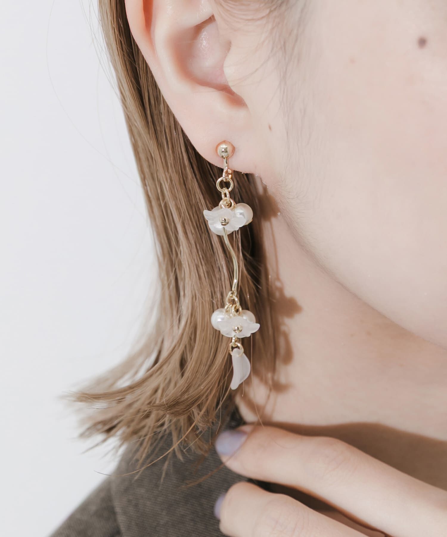SMELLY「パールフラワースウィングイヤリング」|イヤリング|