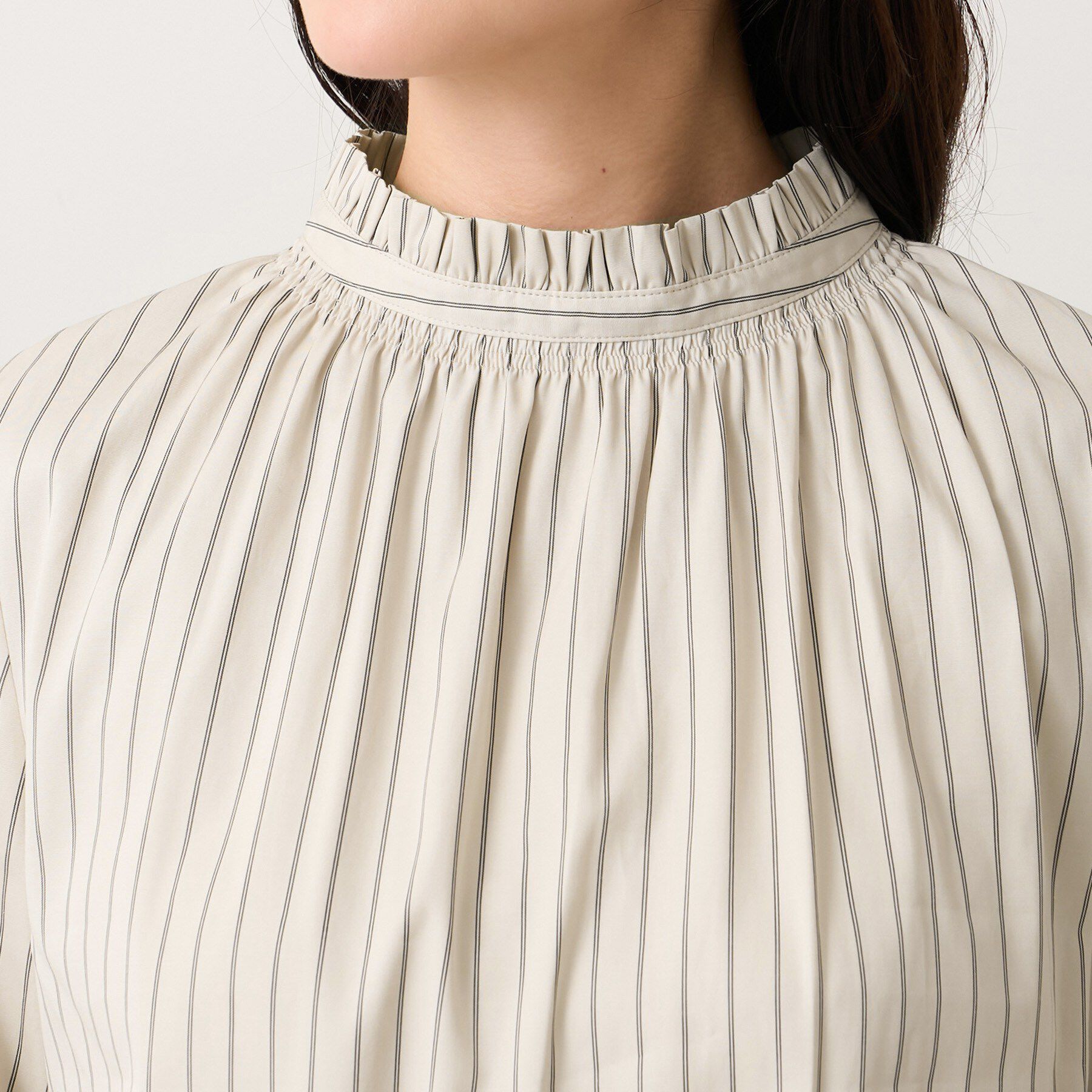 UNTITLED「【コットン100/洗える】シャーリングフリルネックブラウス」|シャツ・ブラウス|