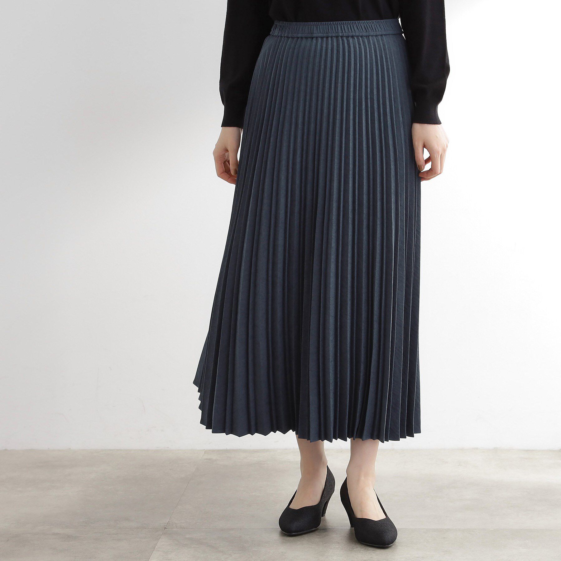 grove「すっきり見えて、やさしく揺れる。大人のスエードライクプリーツスカート」|スカート|チャコールグレー(0