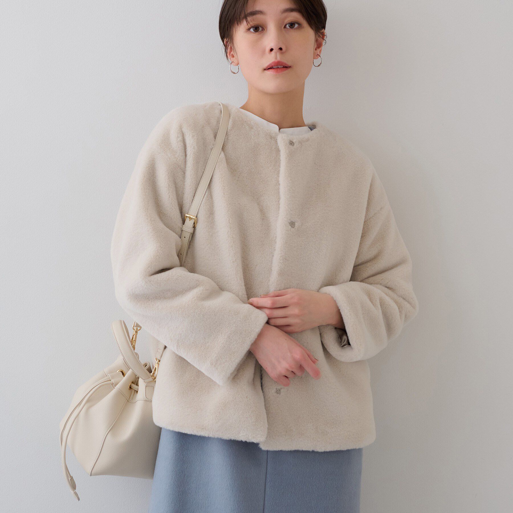 INDIVI「【トレンドコート】大人フェイクファーコート」|ノーカラーコート|