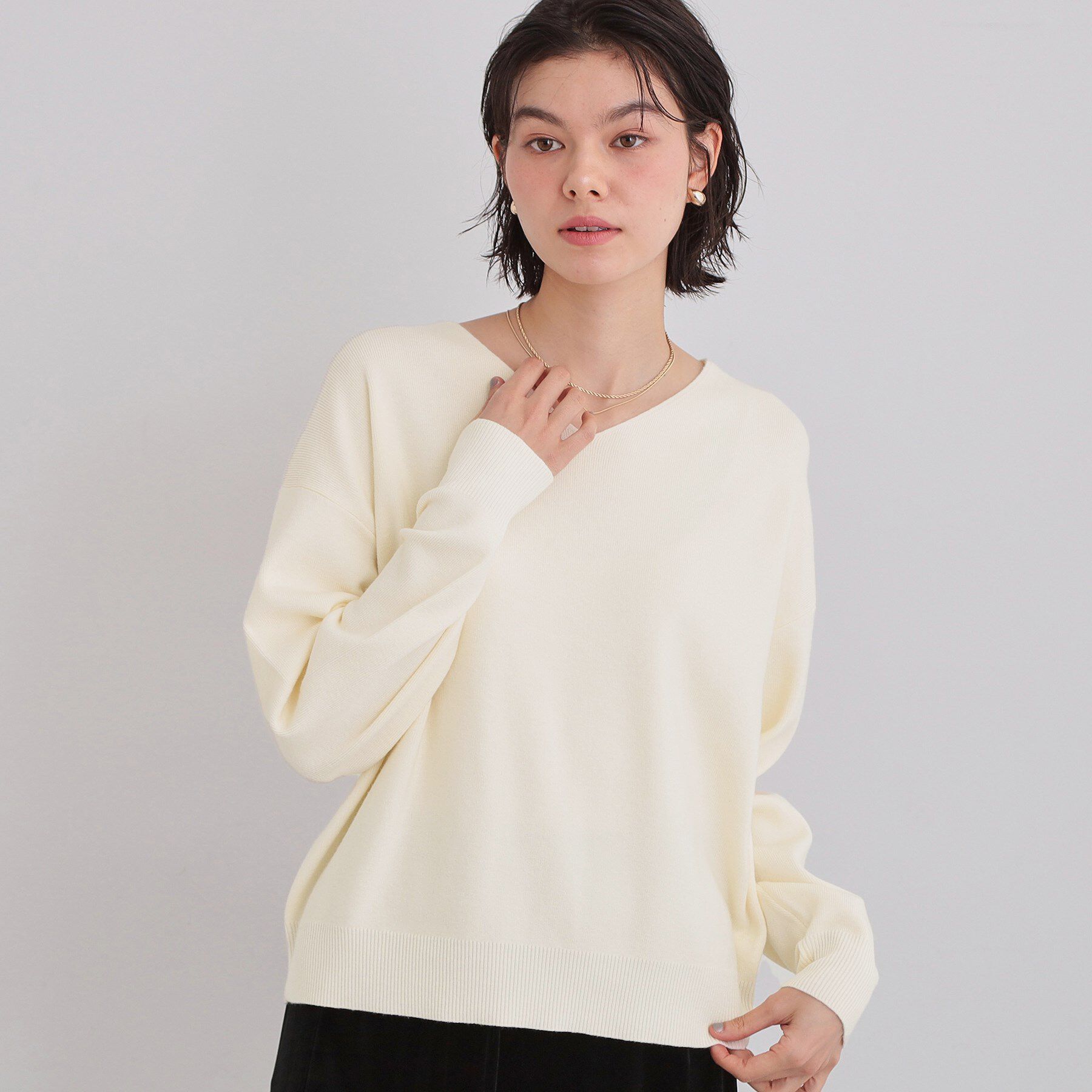 THE SHOP TK「【すっきりシルエットが叶う】大人のためのVネックニット/毛玉になりにくい/静電気防止/洗濯機OK」|ニット・セーター|アイボリー(004)