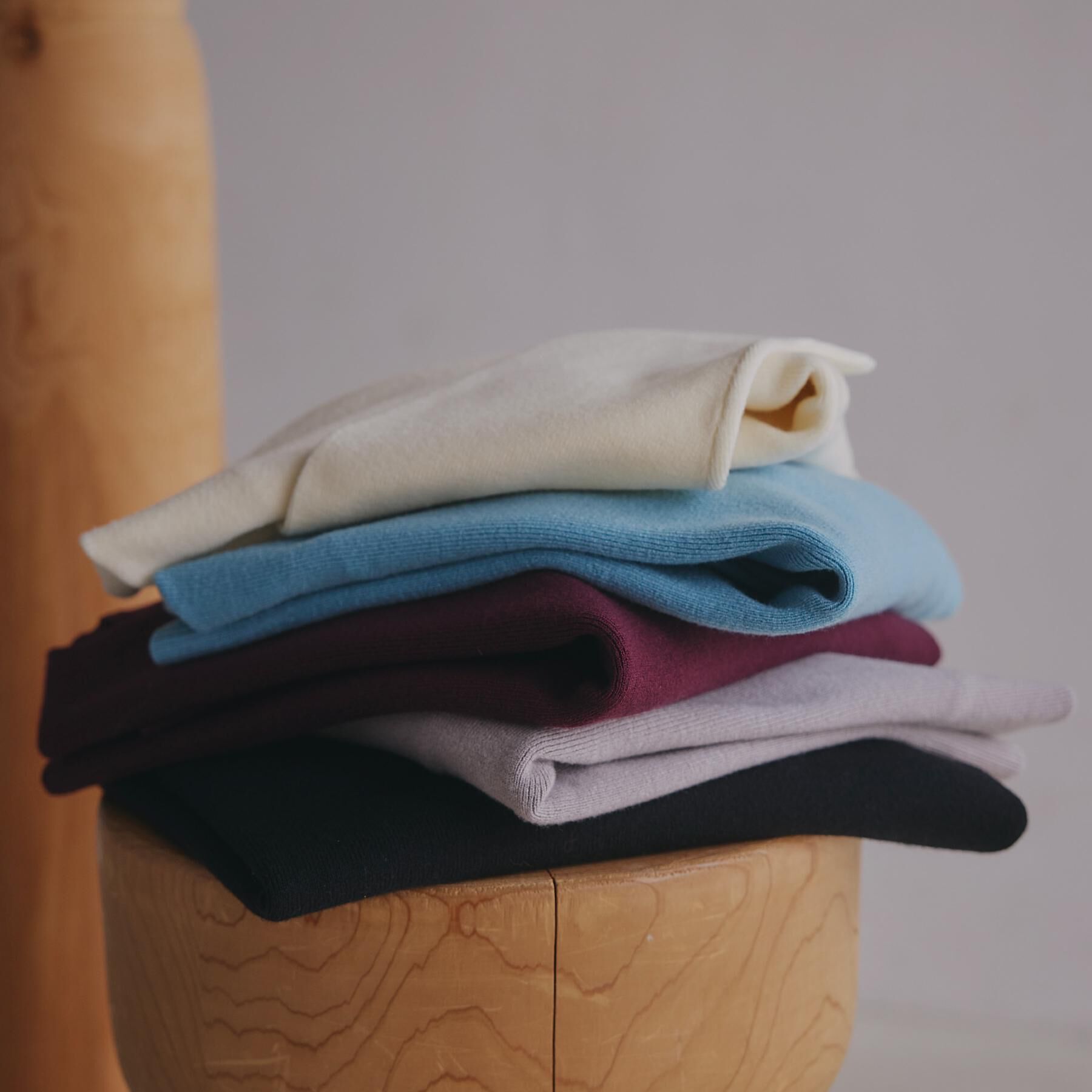 THE SHOP TK「【すっきりシルエットが叶う】大人のためのVネックニット/毛玉になりにくい/静電気防止/洗濯機OK」|ニット・セーター|