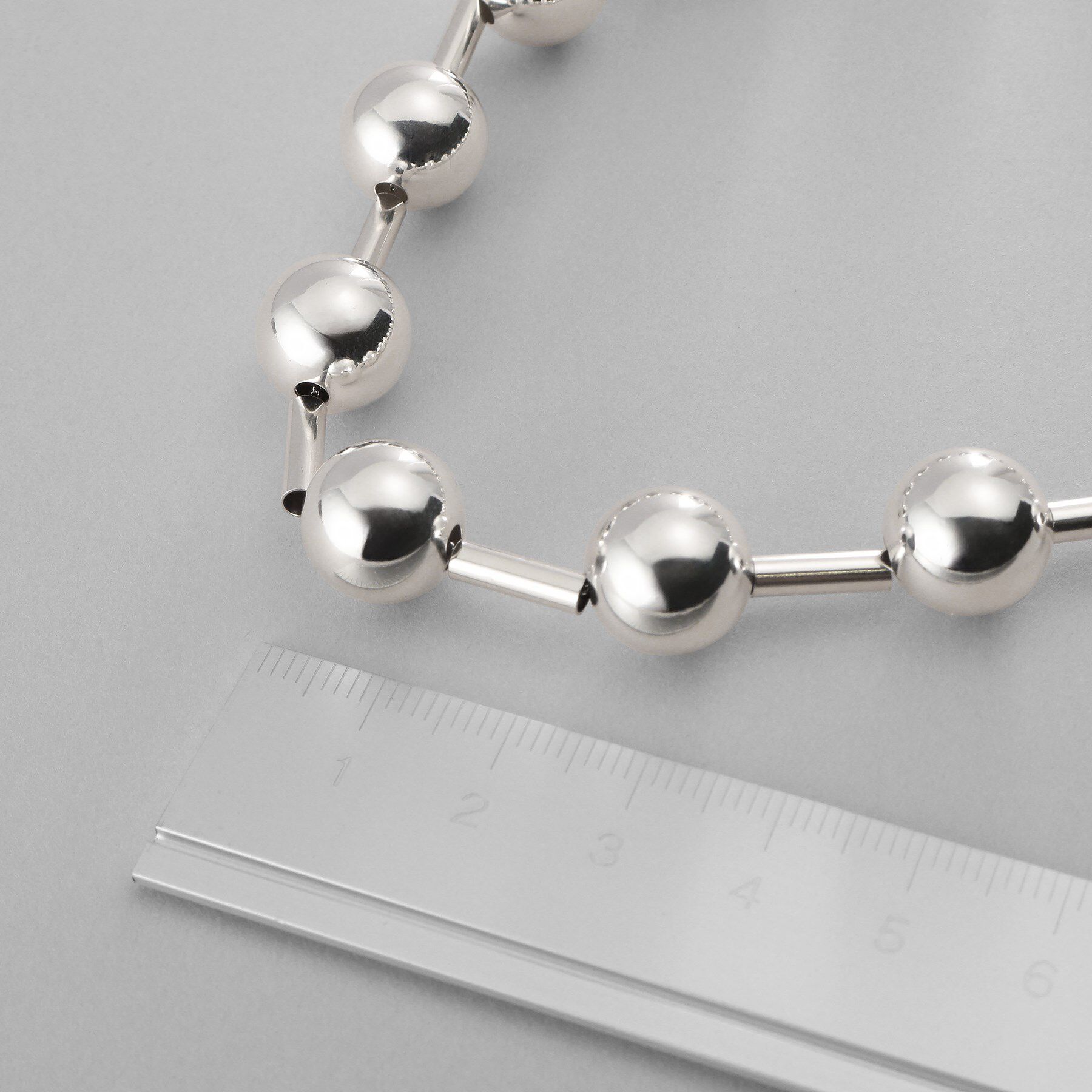 COCOSHNIK ONKITSCH「シルバー ホロウボールコネクテッド ネックレス」|ネックレス|