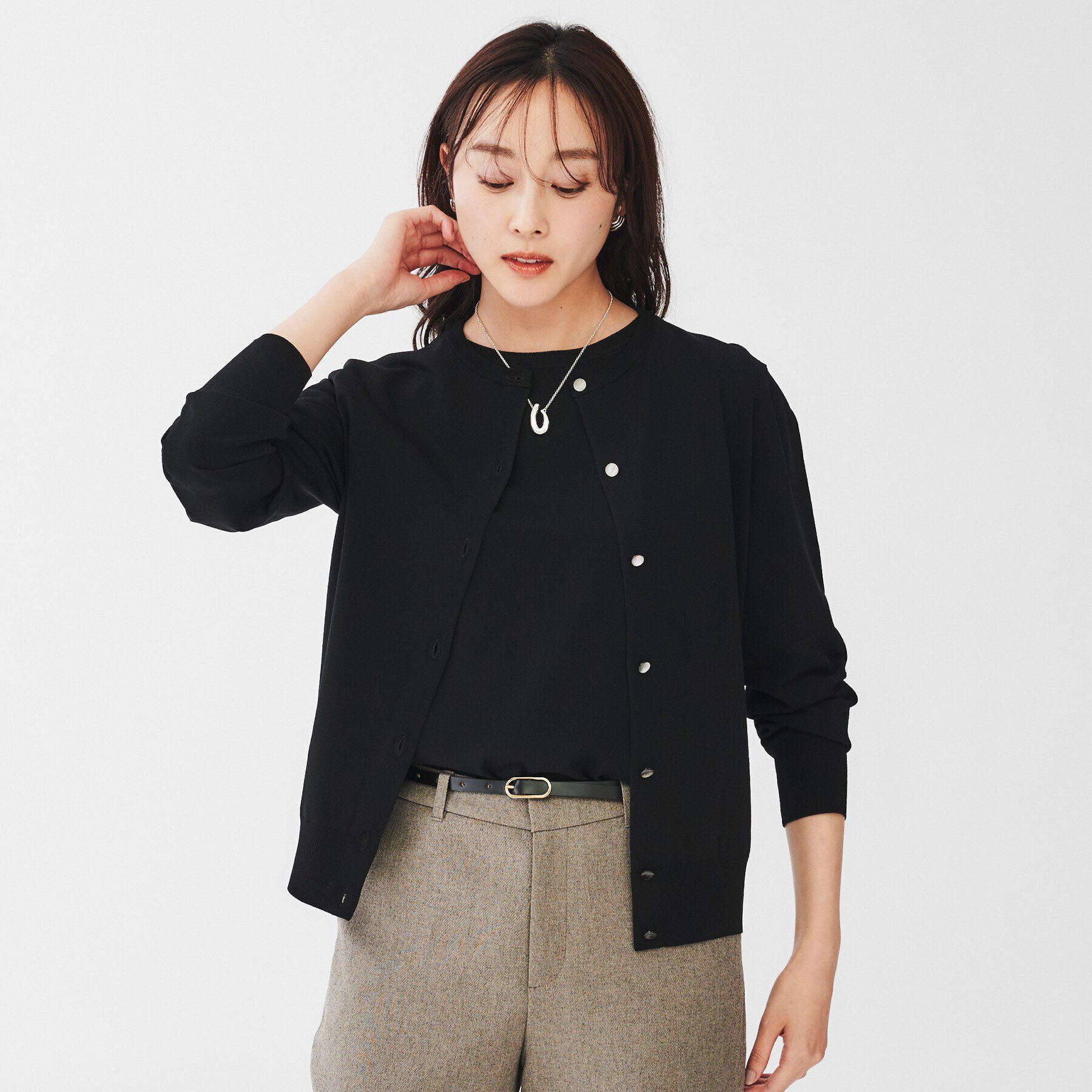 UNTITLED「【薄手素材/アンサンブル可能/】レーヨンストレッチ クルーネックカーディガン」|カーディガン|