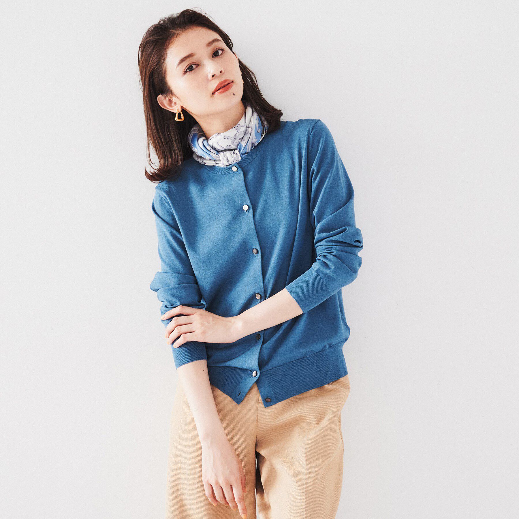 UNTITLED「【薄手素材/アンサンブル可能/】レーヨンストレッチ クルーネックカーディガン」|カーディガン|ブルー(093)