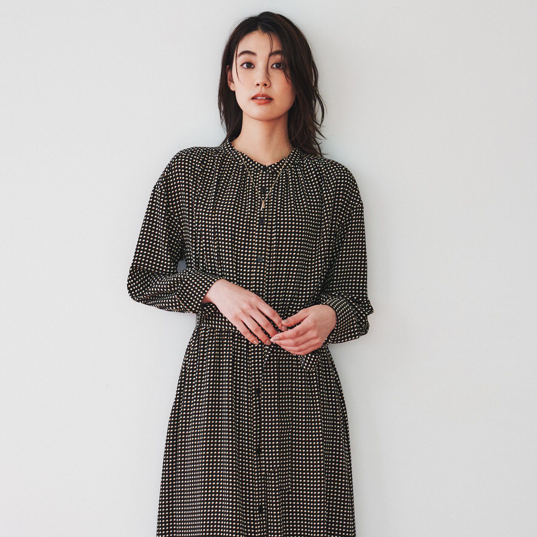 UNTITLED「【前開きボタン/ウエストゴム/ベルト付】変形ドット柄ワンピース」|ワンピース|