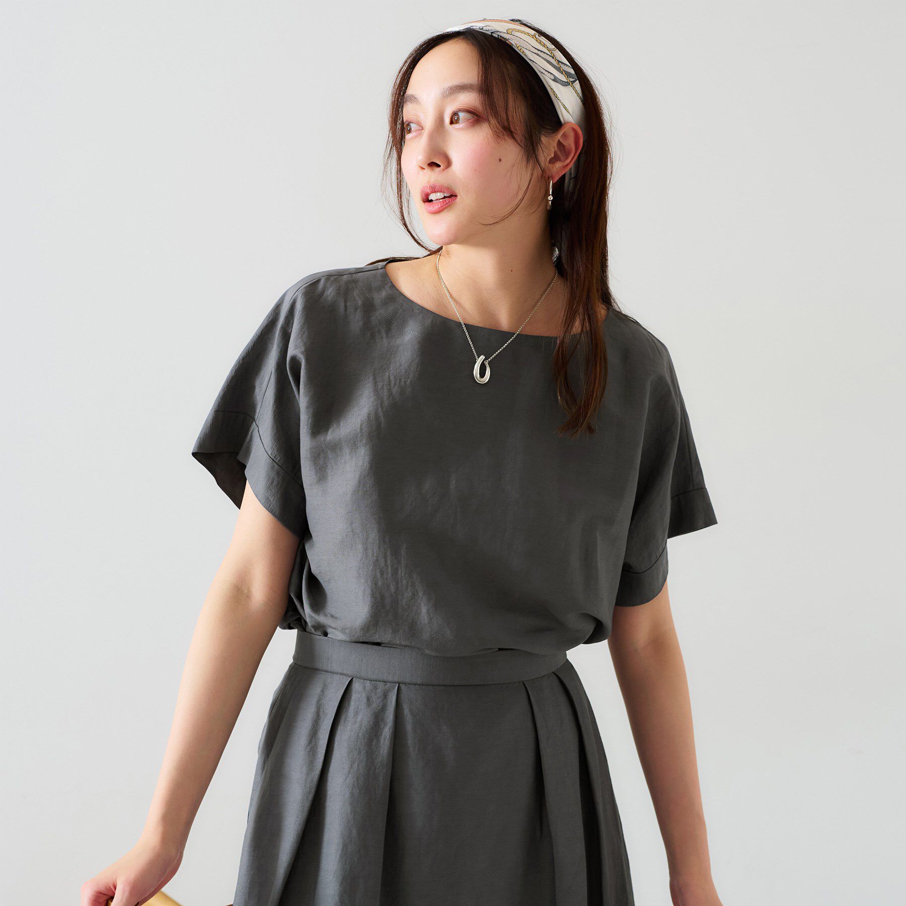 UNTITLED「【セットアップ可能/手洗い可】リネン混 ボートネックTブラウス」|シャツ・ブラウス|チャコールグレー(0