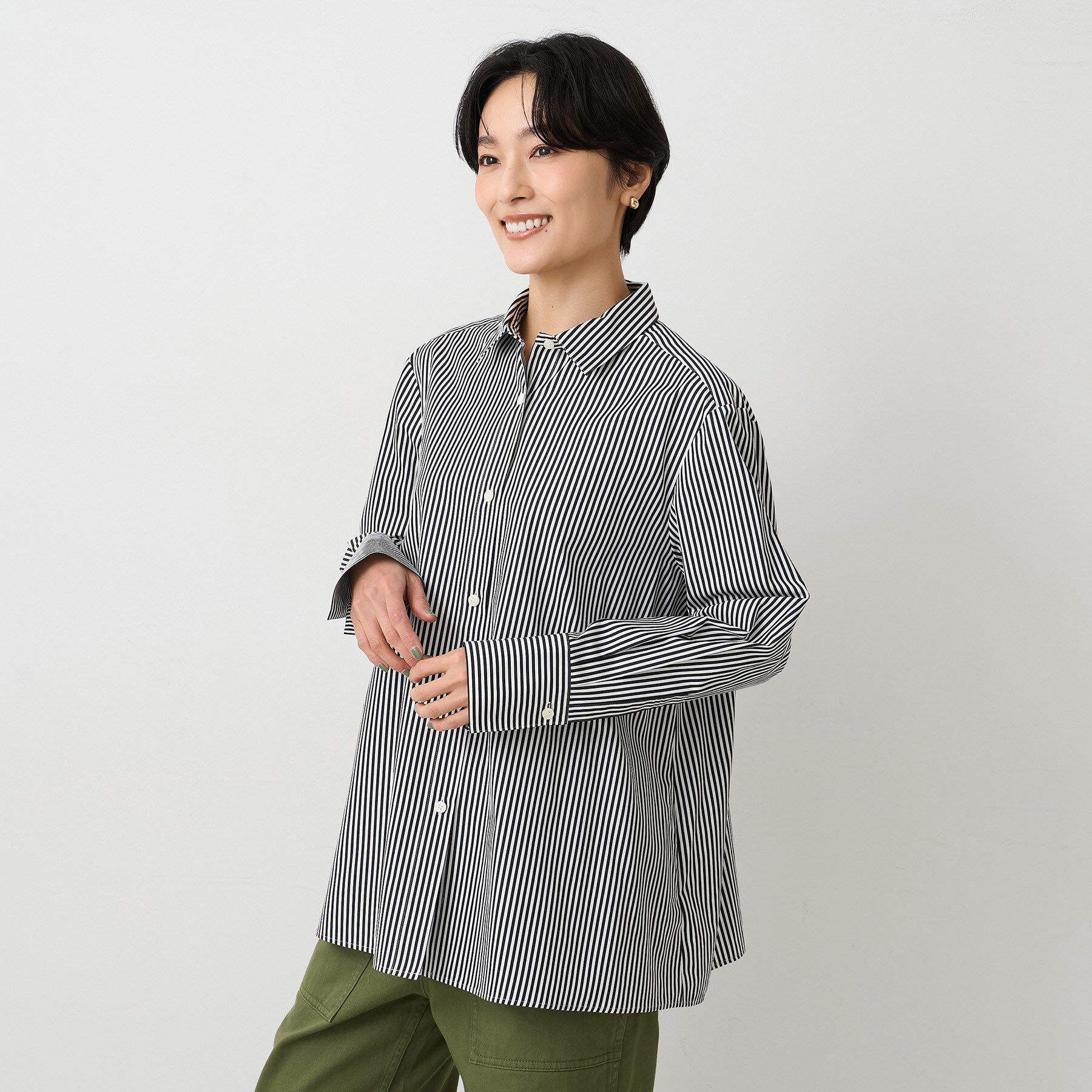 UNTITLED「【コットン100/洗える】コットンブロードAラインシャツ」|シャツ・ブラウス|ブラック(319)