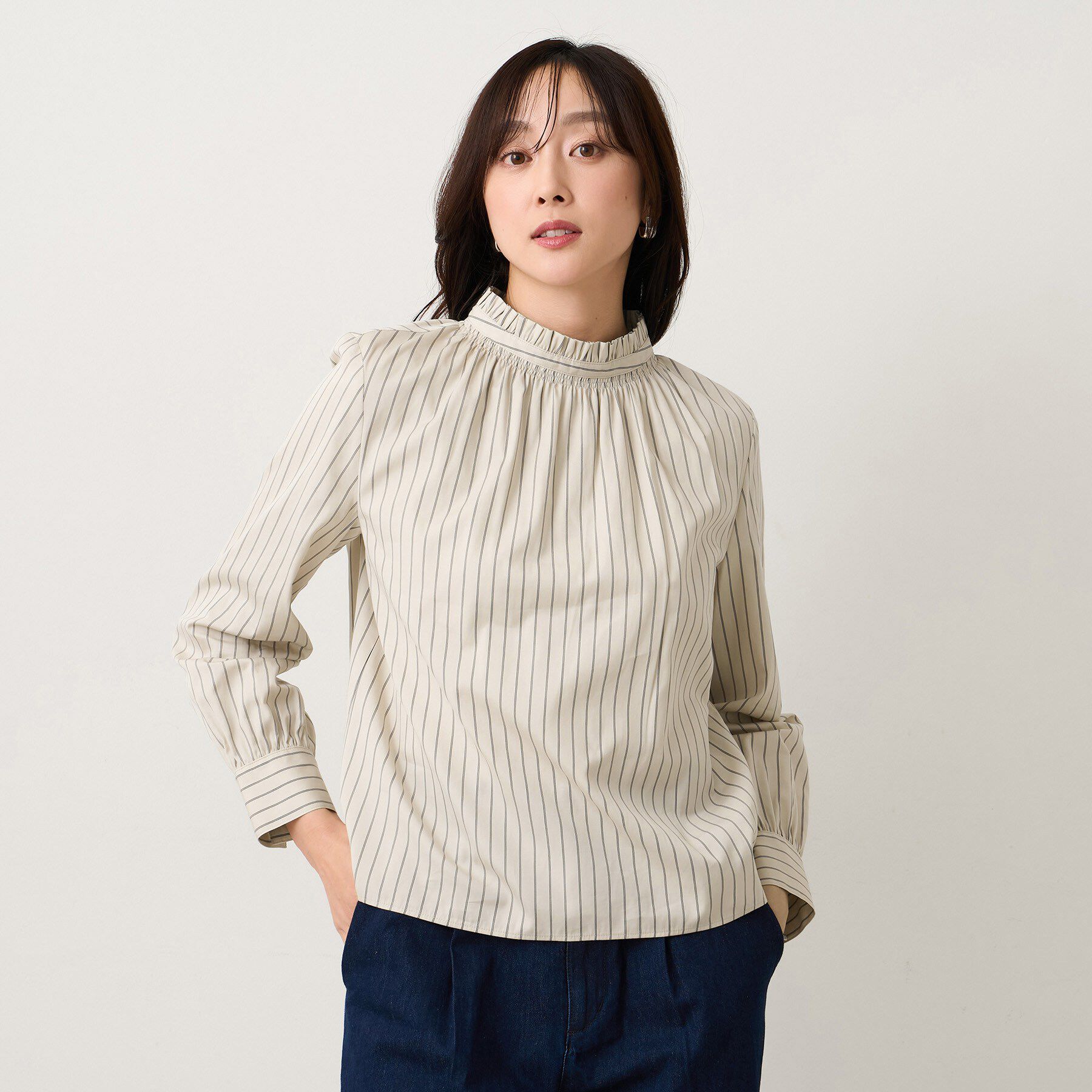 UNTITLED「【コットン100/洗える】シャーリングフリルネックブラウス」|シャツ・ブラウス|ライトベージュ(35