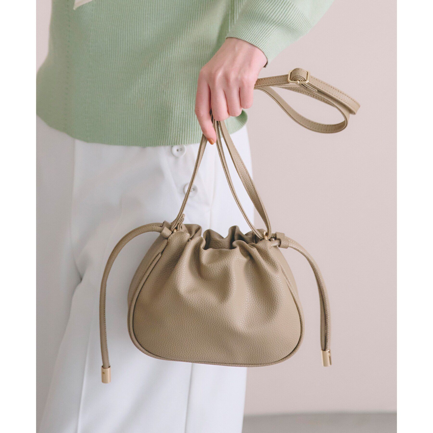 grove「【雑誌掲載】ラウンド巾着ショルダー」|ショルダー・メッセンジャー|グレージュ(050)