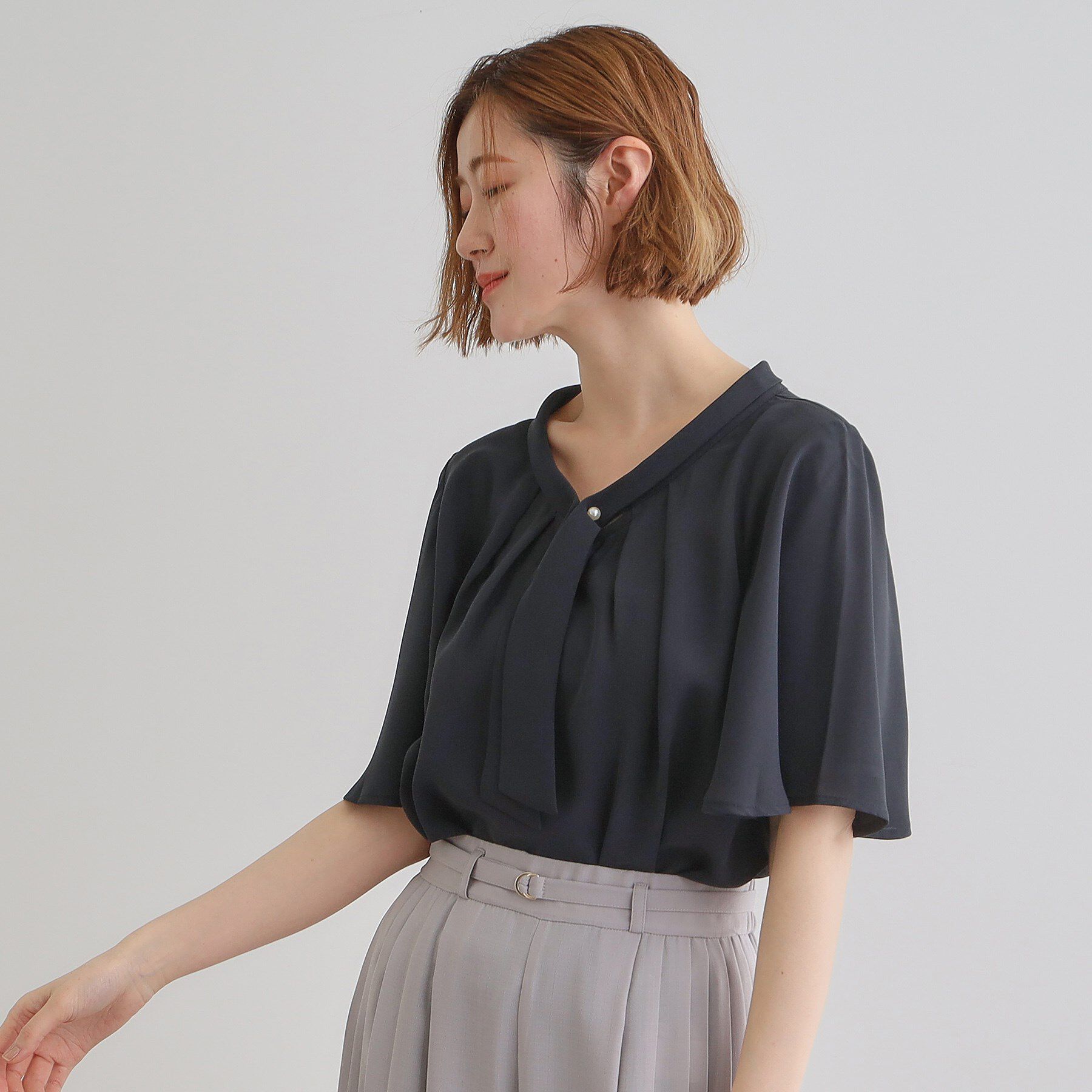 grove「【華やか】パール調ピン付きボウタイブラウス」|シャツ・ブラウス|