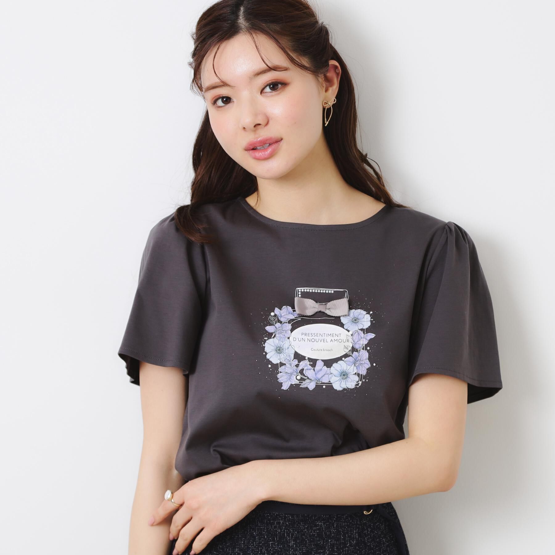 Couture broach「【接触冷感・UVカット】パフュームプリントTシャツ」|Tシャツ・カットソー|チャコールグレー(0