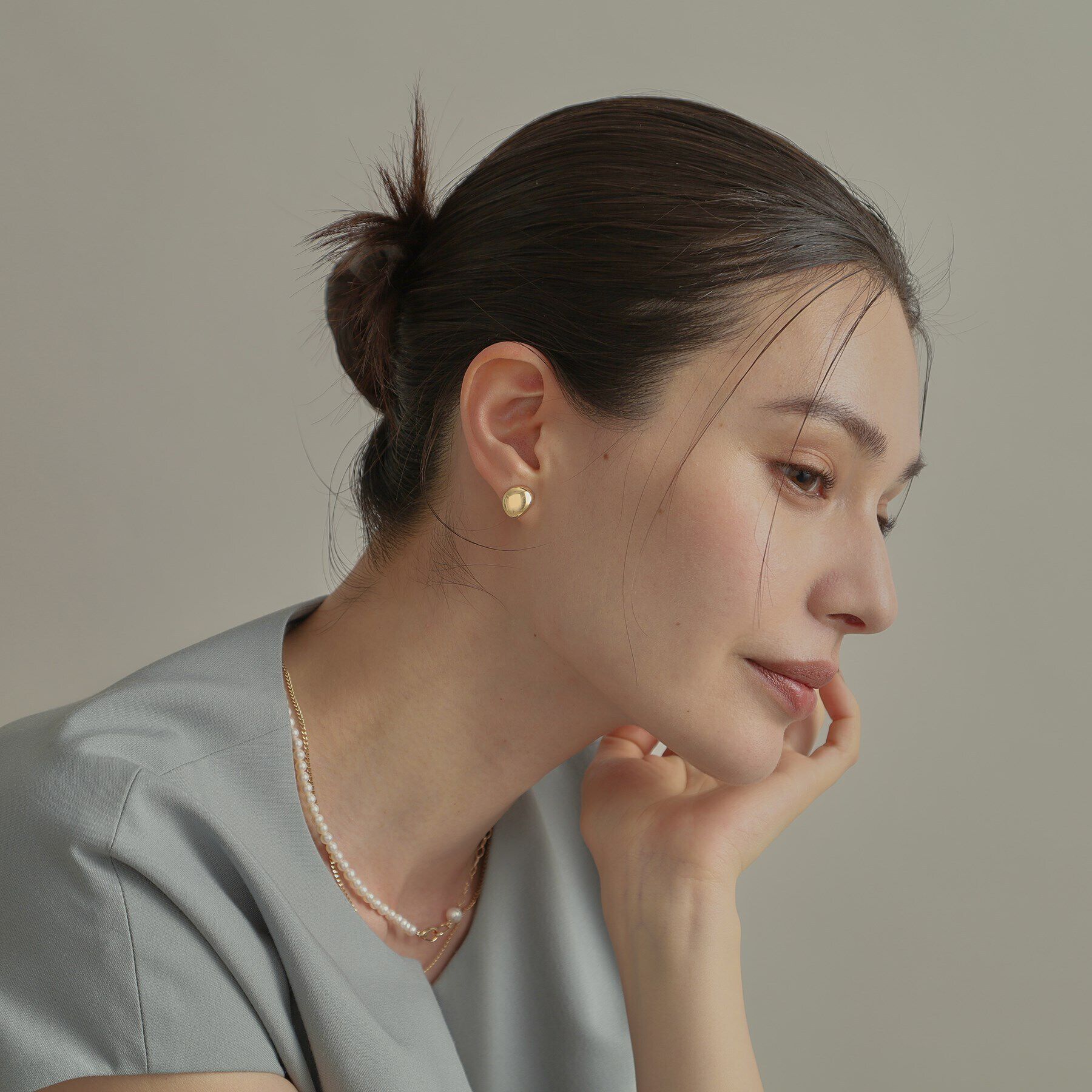 COCOSHNIK「K10中空Dシェイプ ピアス」|ピアス|