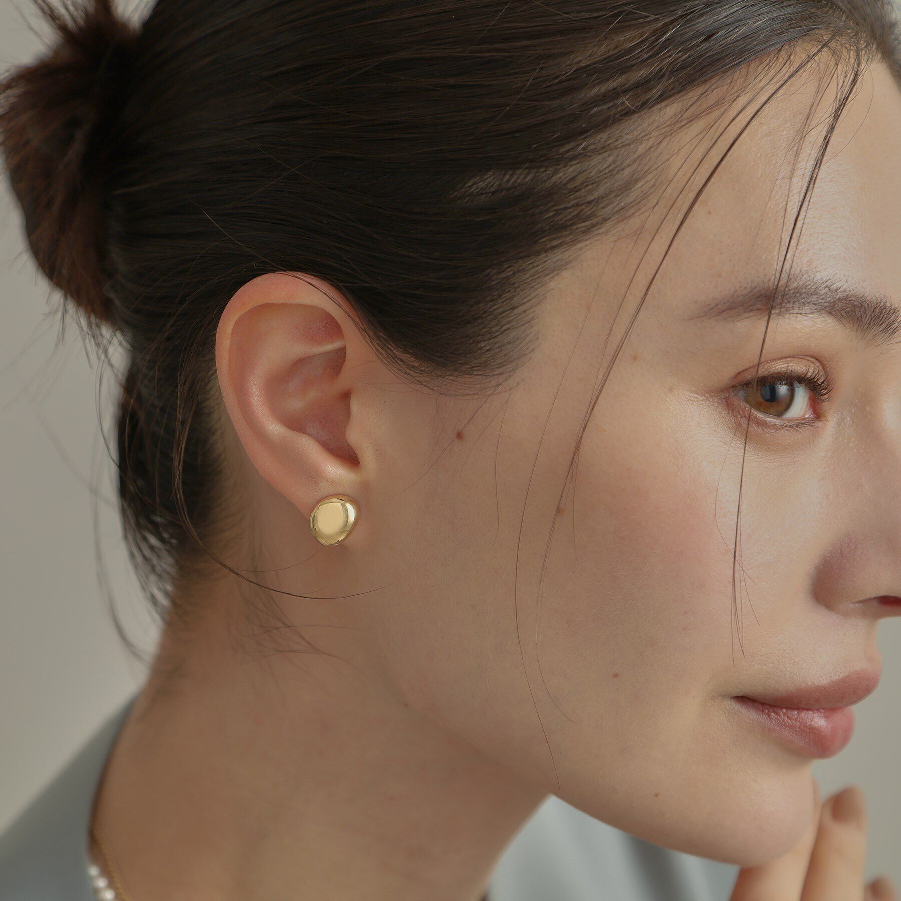 COCOSHNIK「K10中空Dシェイプ ピアス」|ピアス|