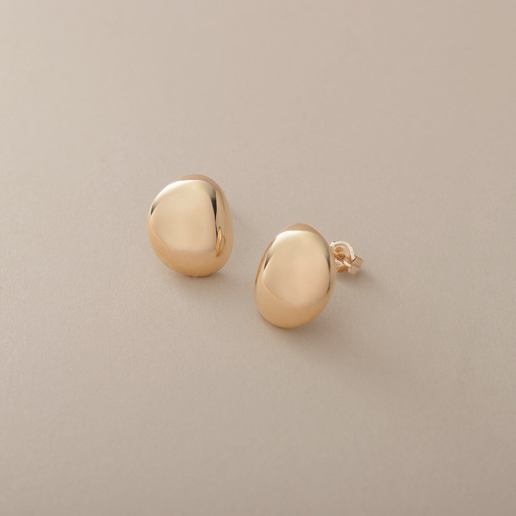 COCOSHNIK「K10中空Dシェイプ ピアス」|ピアス|