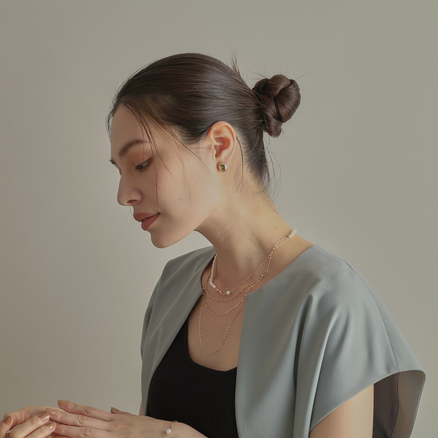 COCOSHNIK「K10中空Dシェイプ ピアス」|ピアス|