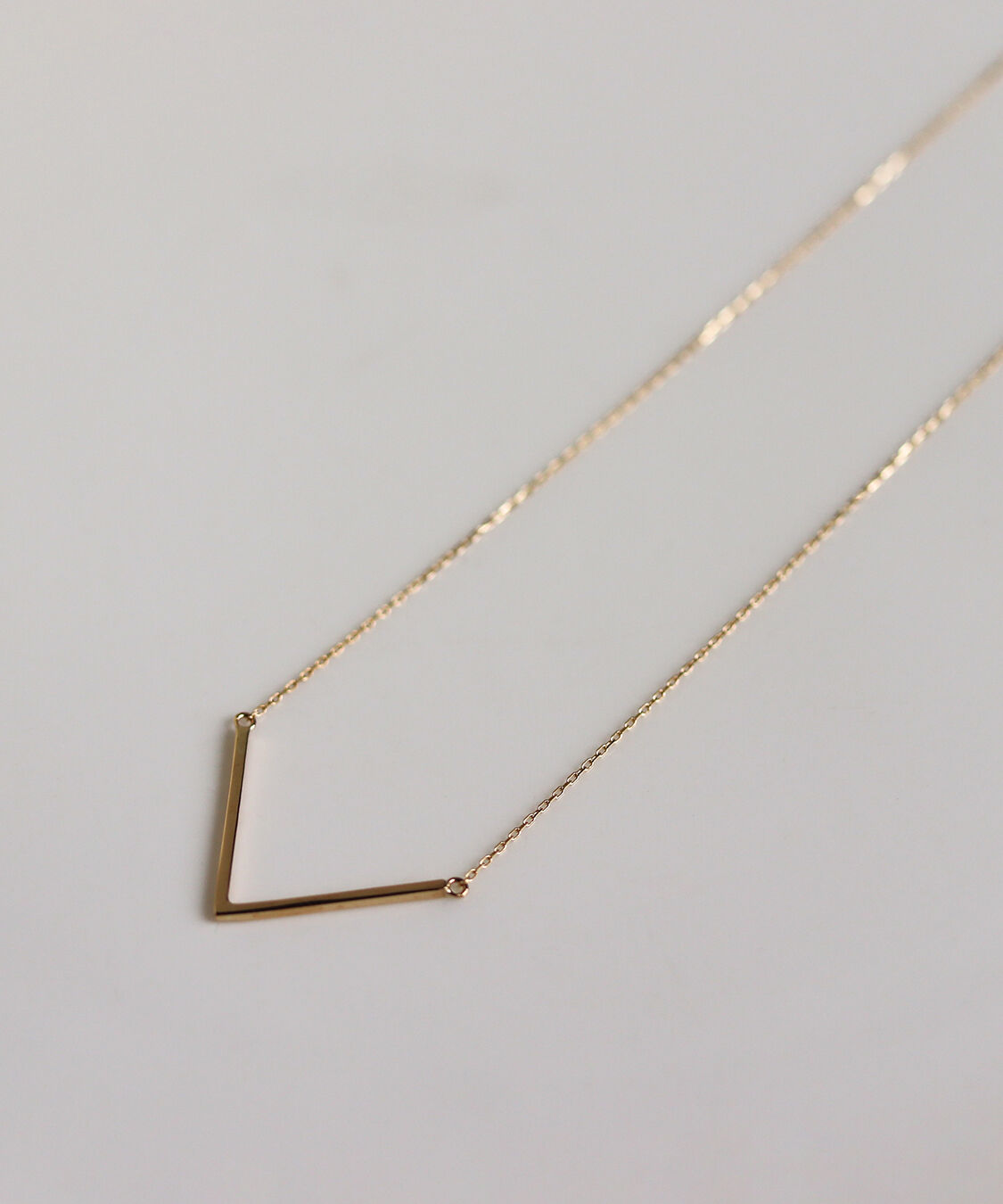  「ゴールド V モチーフ ネックレス | K10YG」|ネックレス|