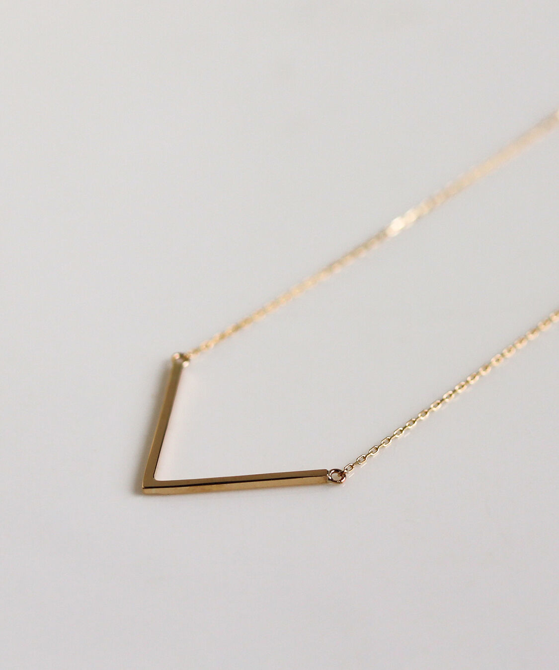  「ゴールド V モチーフ ネックレス | K10YG」|ネックレス|
