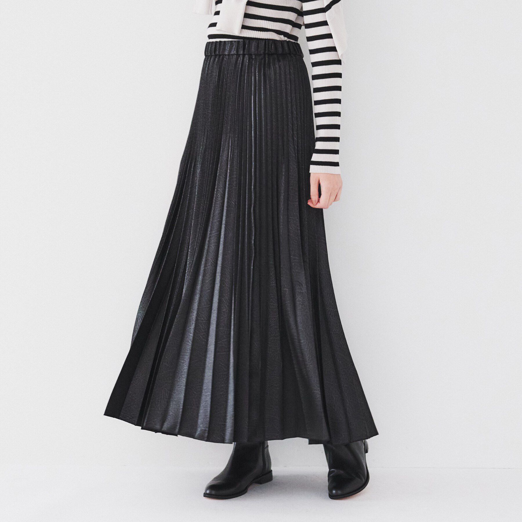 UNTITLED「【ウエストゴム/光沢感/洗える】エンボスサテンプリーツスカート」|スカート|ブラック(019)