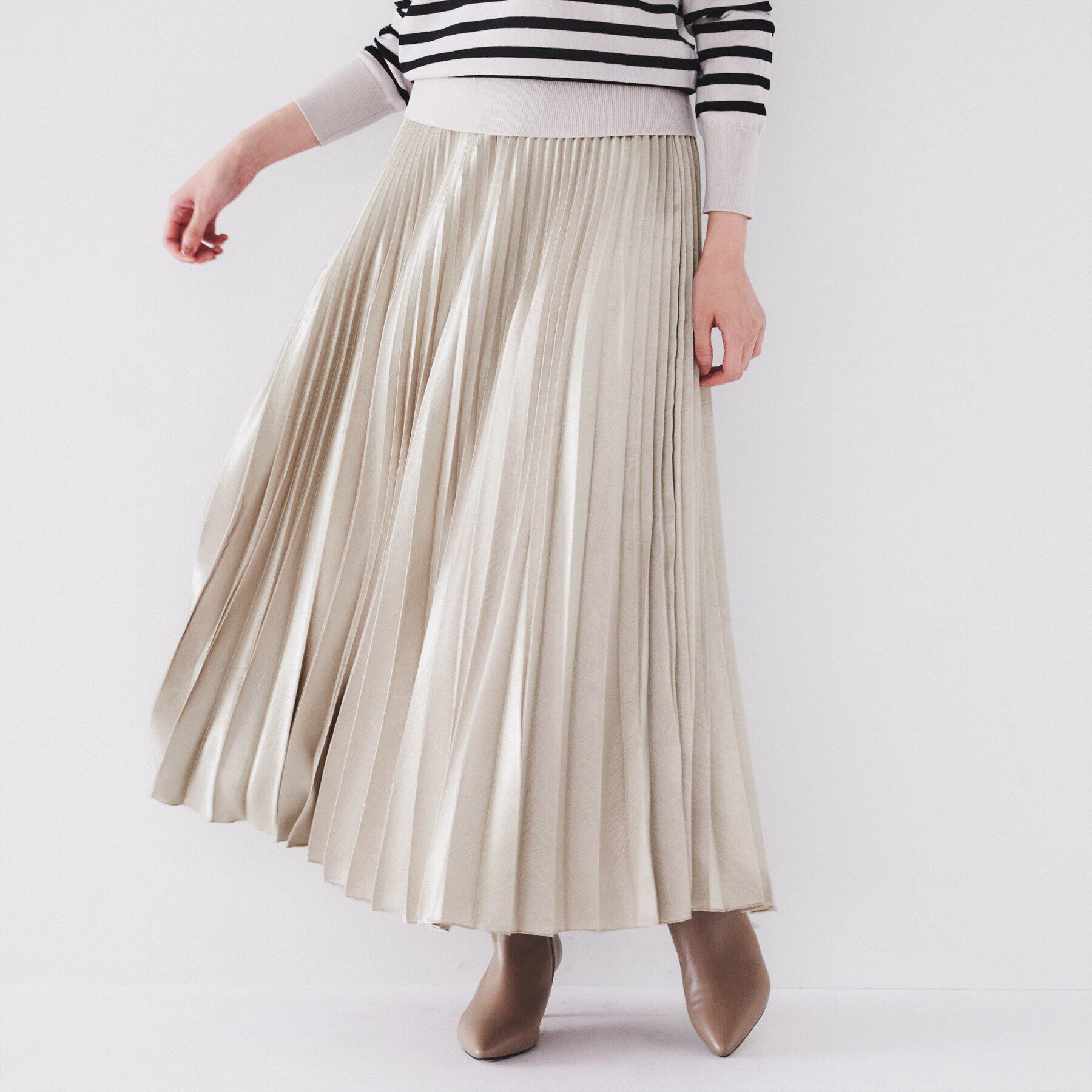 UNTITLED「【ウエストゴム/光沢感/洗える】エンボスサテンプリーツスカート」|スカート|