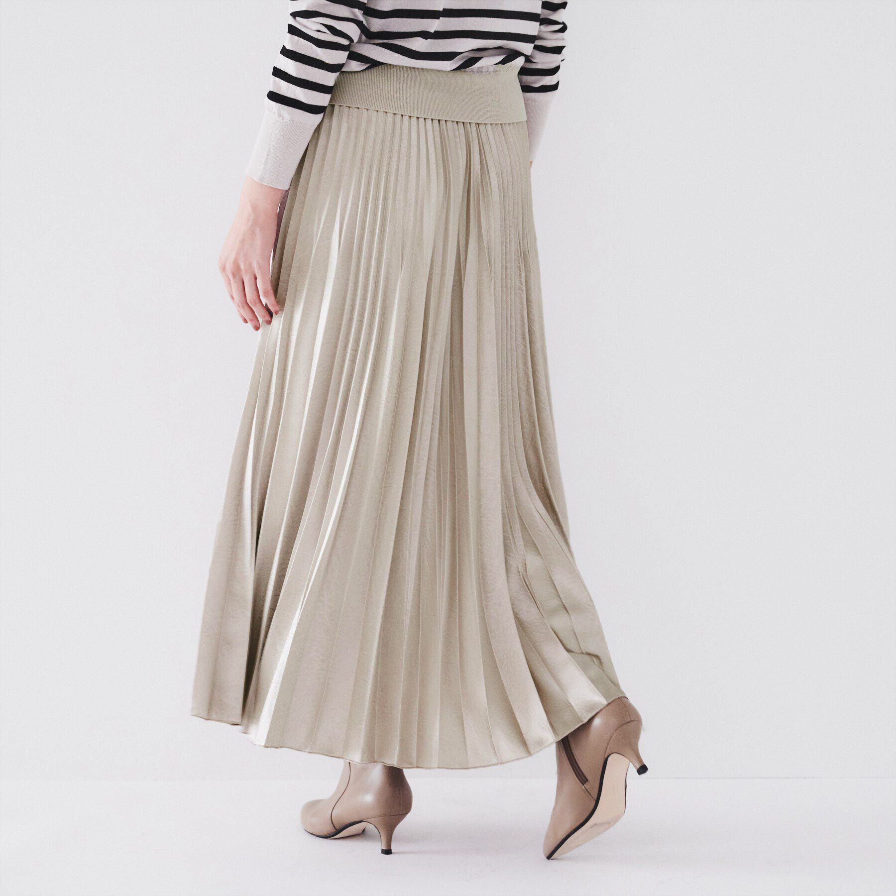 UNTITLED「【ウエストゴム/光沢感/洗える】エンボスサテンプリーツスカート」|スカート|