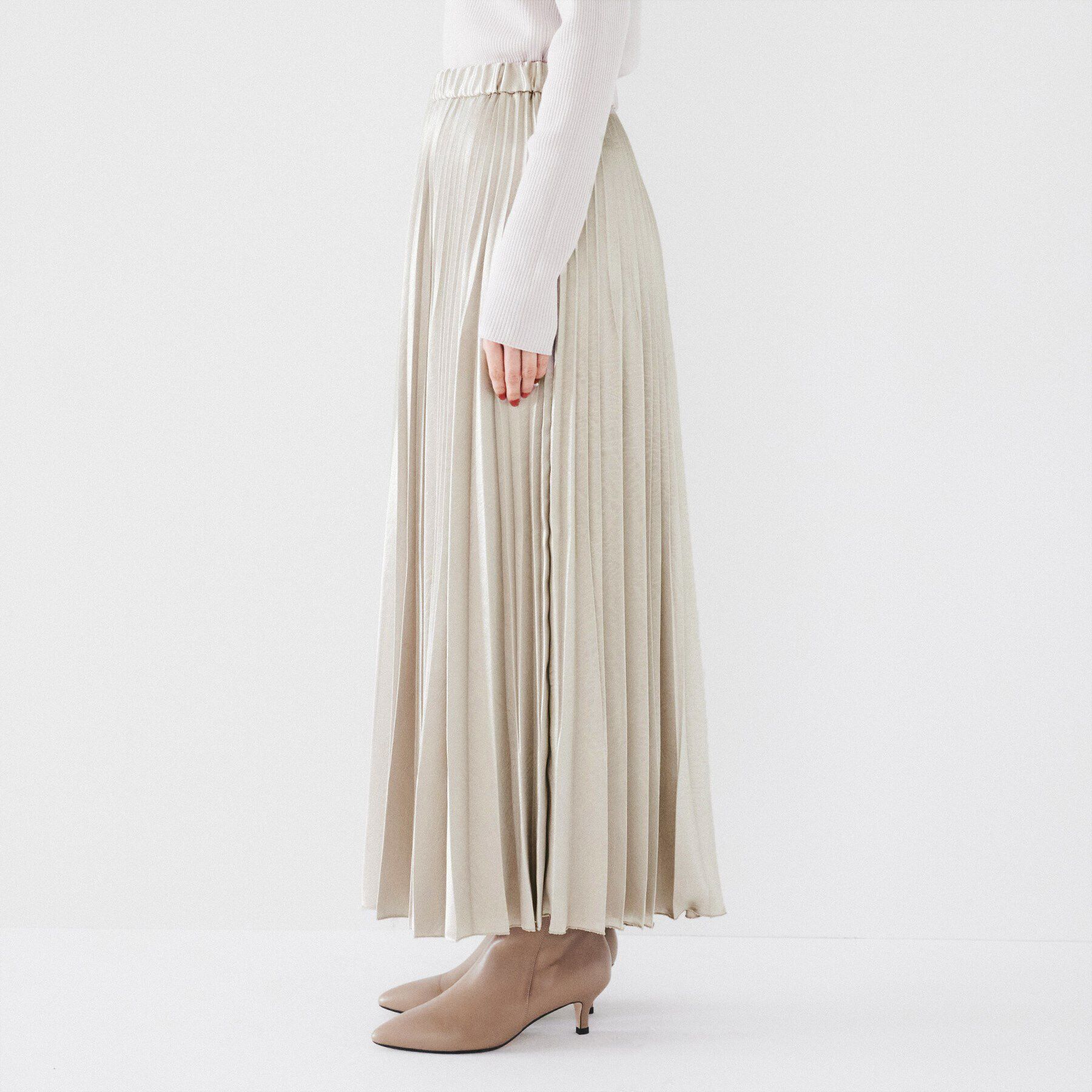UNTITLED「【ウエストゴム/光沢感/洗える】エンボスサテンプリーツスカート」|スカート|